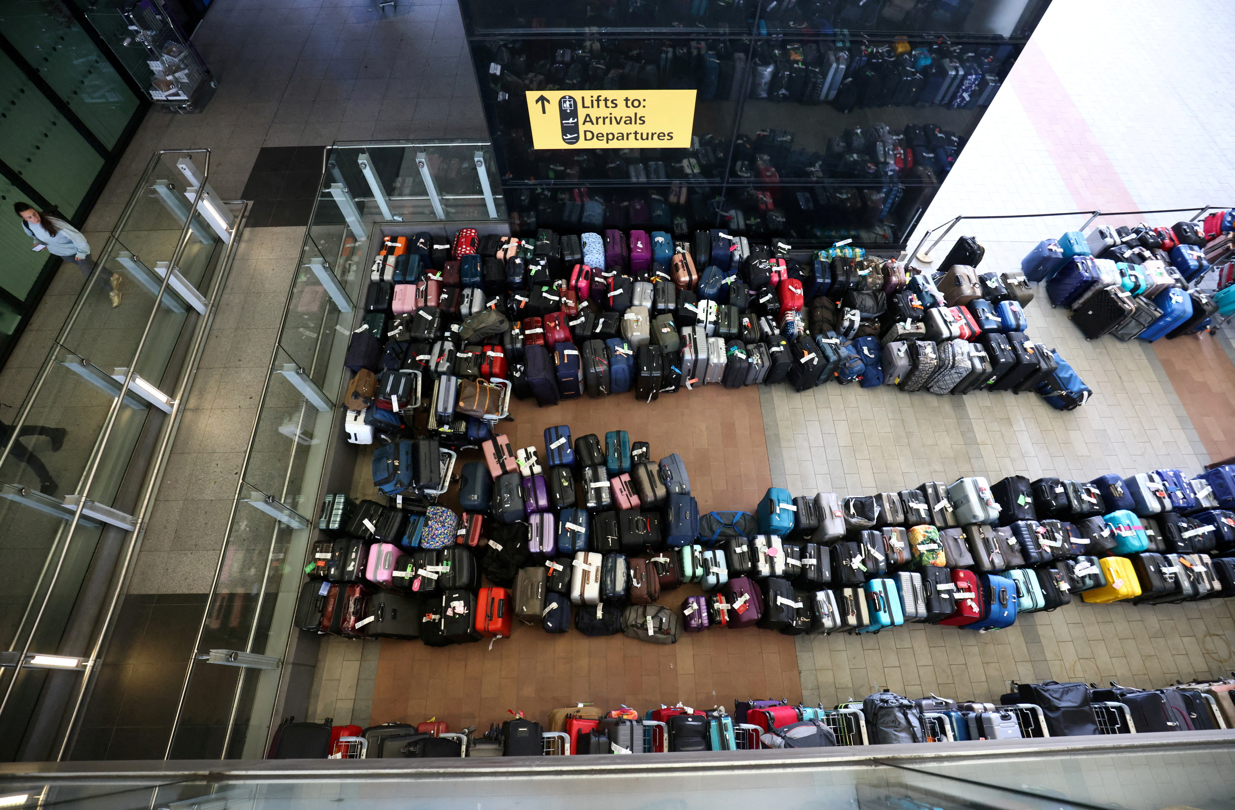 Las filas de equipaje de los pasajeros se encuentran afuera de la Terminal 2 del aeropuerto de Heathrow en Londres, Gran Bretaña, el 19 de junio de 2022. REUTERS/Henry Nicholls