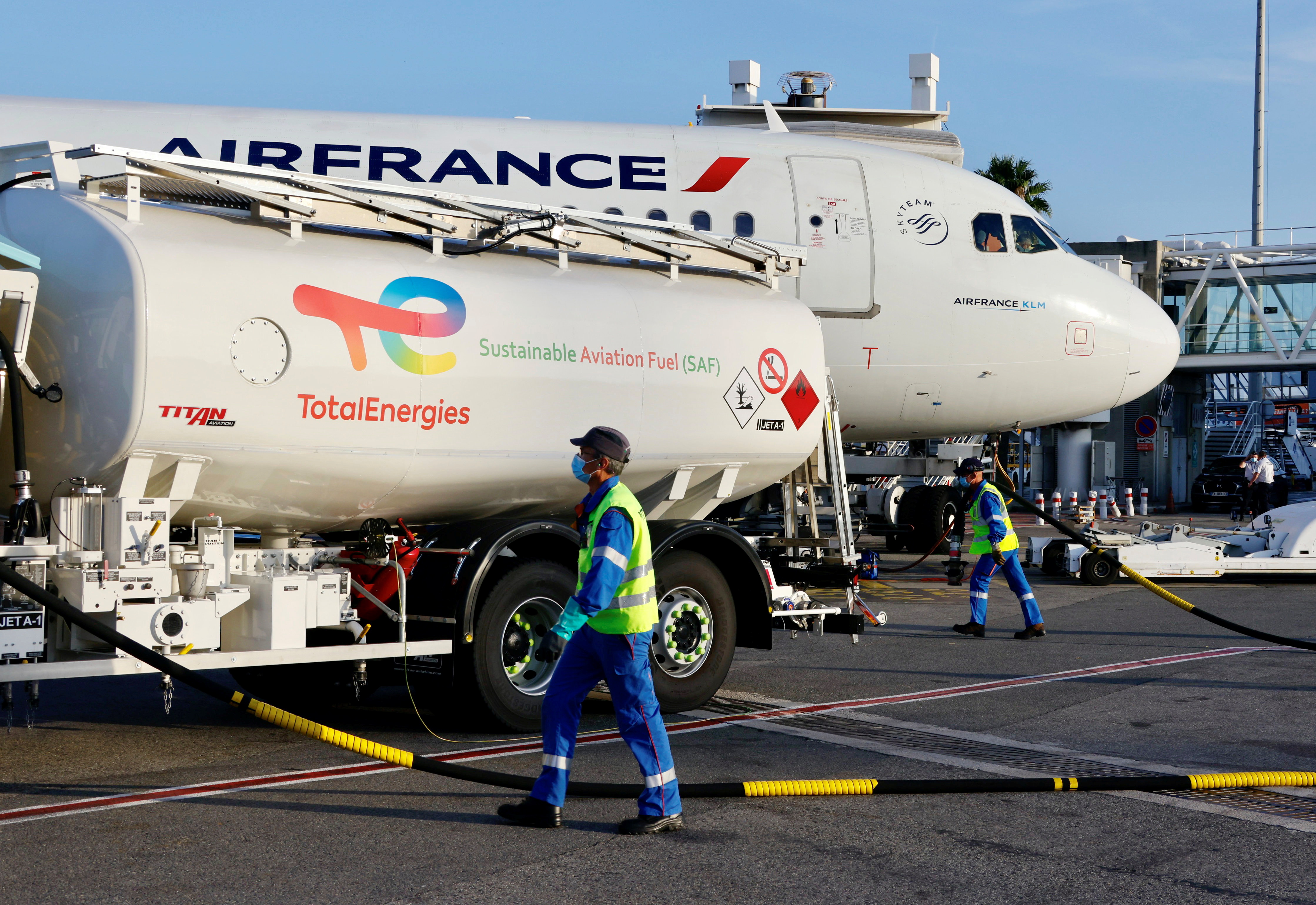 Un avión de Air France es reabastecido con combustible SAF. (REUTERS/Eric Gaillard)
