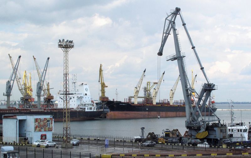 FOTO DE ARCHIVO: Una vista general muestra un puerto marítimo en Odesa, Ucrania, 18 de mayo de 2016. UKRAINE-ODESSA/TURFWAR REUTERS/Matthias Williams