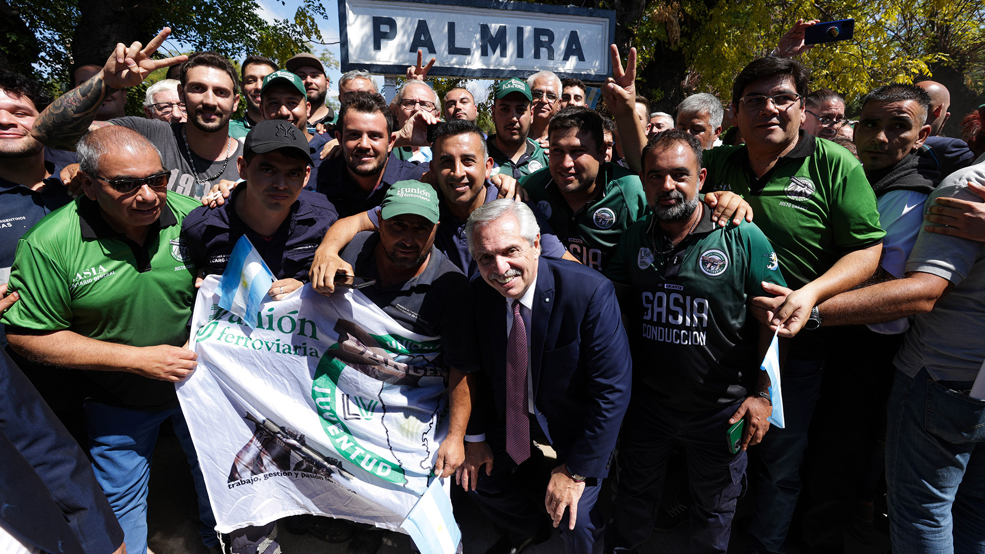 El presidente posó para la foto junto a trabajadores ferroviarios en la localidad de Palmira, Mendoza, hasta donde llegará un tren por semana desde y hacia Buenos Aires, después de 30 años.