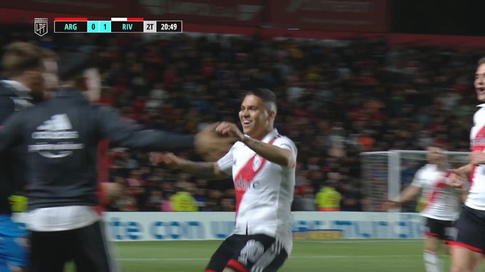 El impactante golazo de tiro libre de Juanfer Quintero que abrió el marcador en la victoria de River Plate ante Argentinos