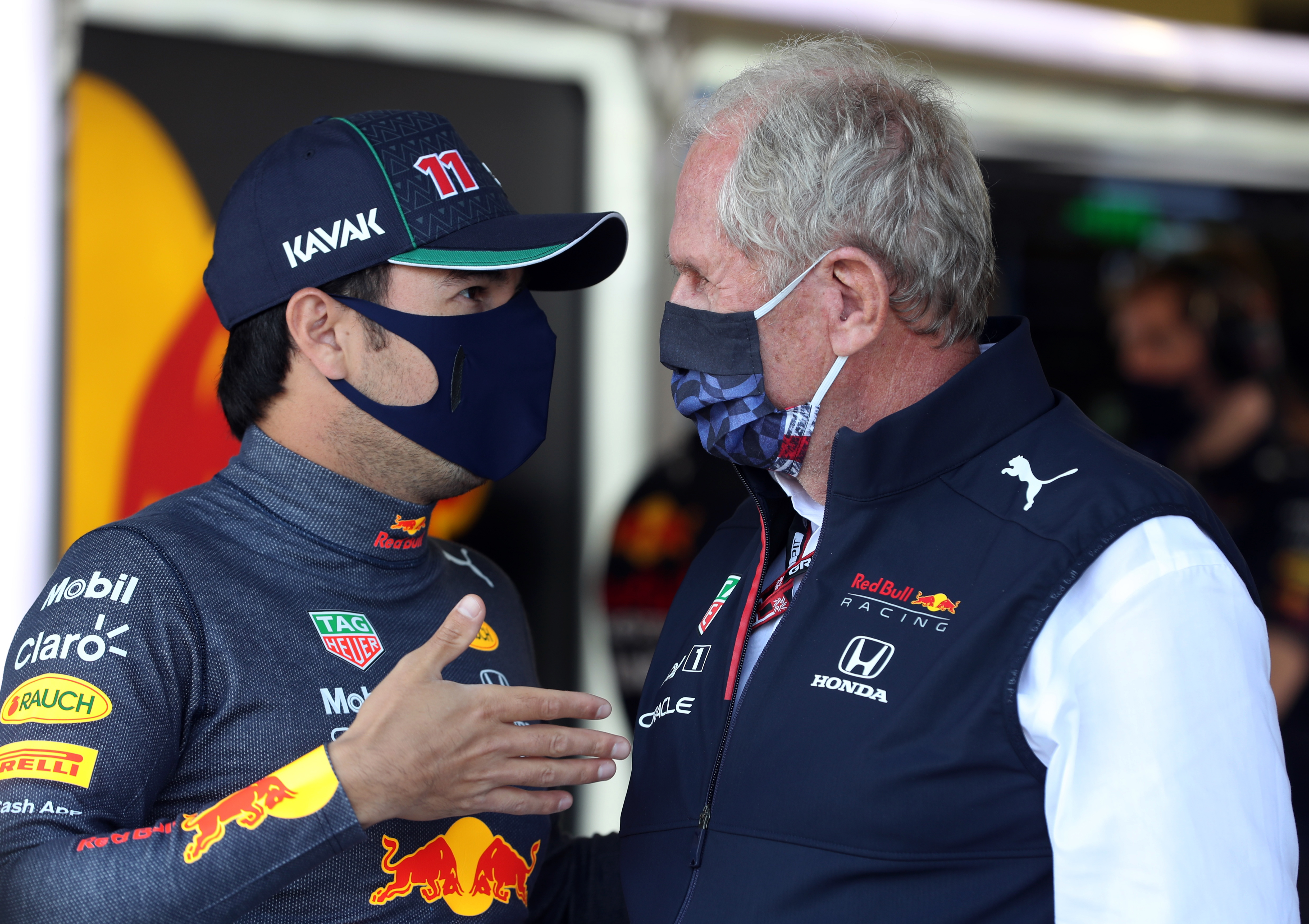 Checo Pérez y Helmut Marko están en bastante comunicación al interior de Red Bull Racing (Foto: REUTERS/Andres Stapff)