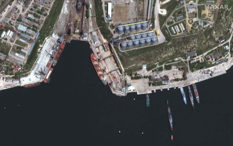 Una imagen de satélite muestra un buque ruso cargando grano en el puerto de Sebastopol, en la península de Crimea (Maxar Technologies/Cedida a través de REUTERS)