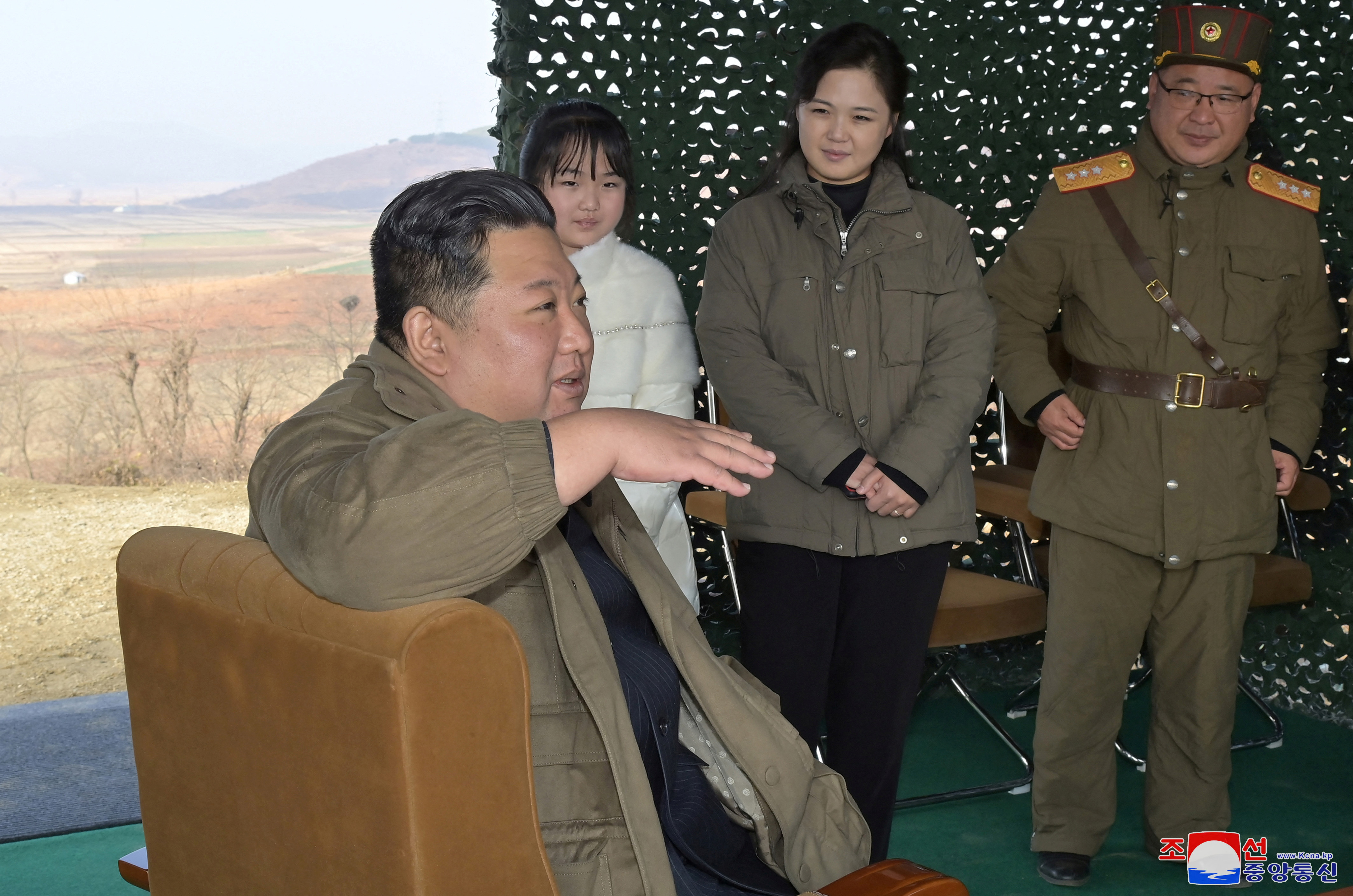 Kim Jong-un estuvo rodeado de su esposa, su hija y sus asesores durante el lanzamiento de este viernes (REUTERS)
