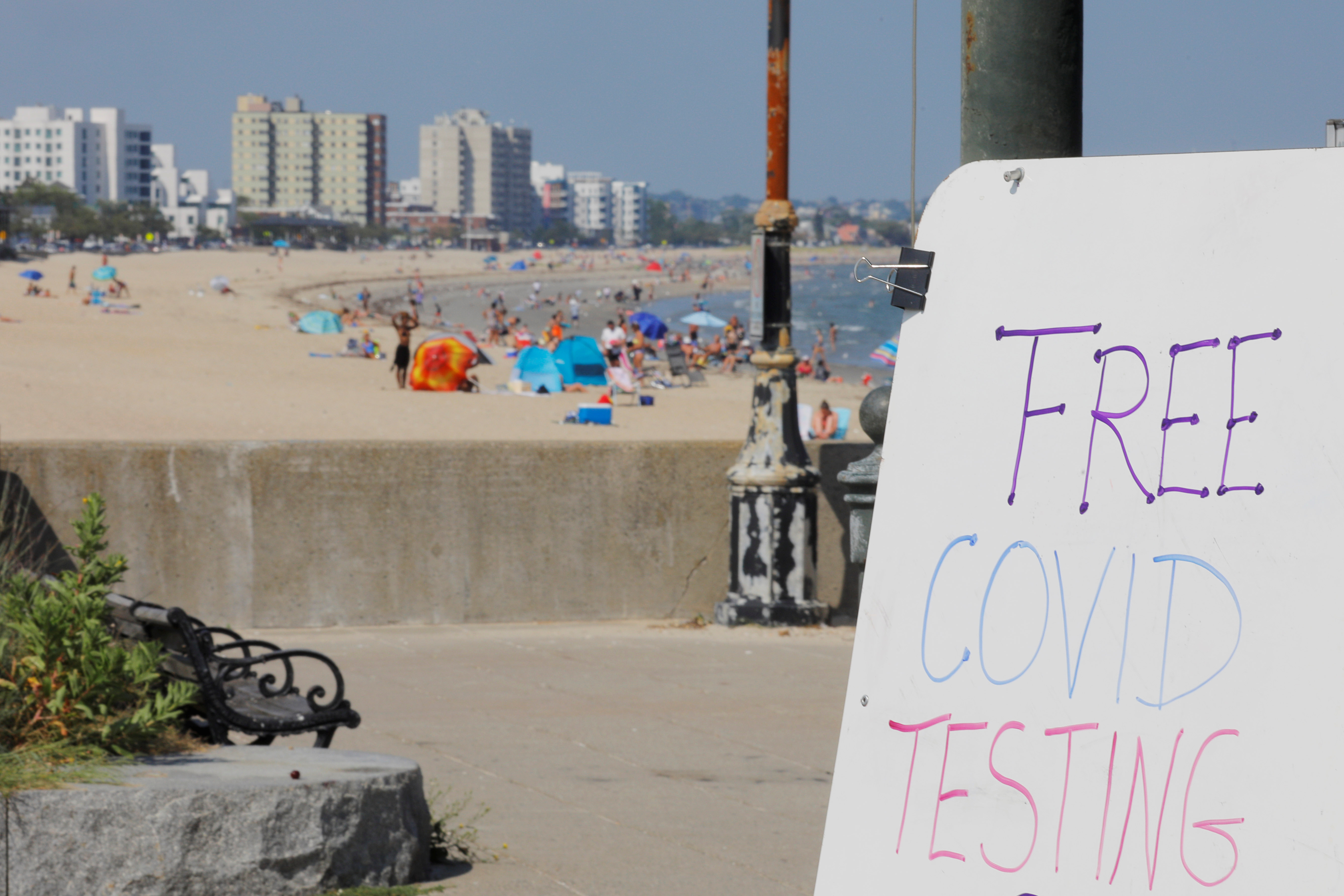 En la playa Revere, en Massachusetts, se ofrecen test de COVID-19 gratis - REUTERS/Brian Snyder