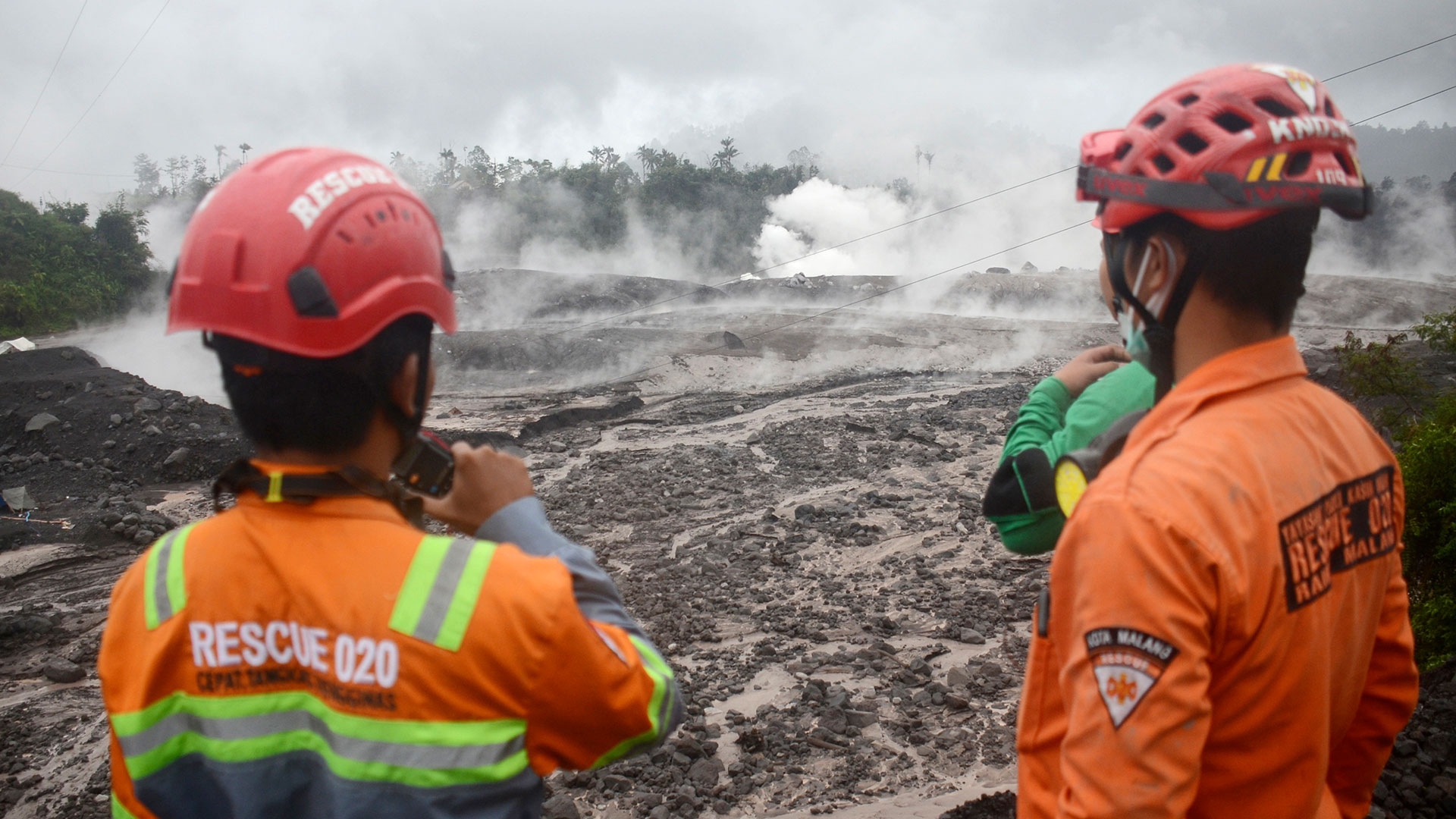 Indonesia, un archipiélago de más de 270 millones de personas, se encuentra en el “Anillo de Fuego” del Pacífico, un arco de fallas donde se producen frecuentes sismos y actividad volcánica. (AP Foto/Hendra Permana)