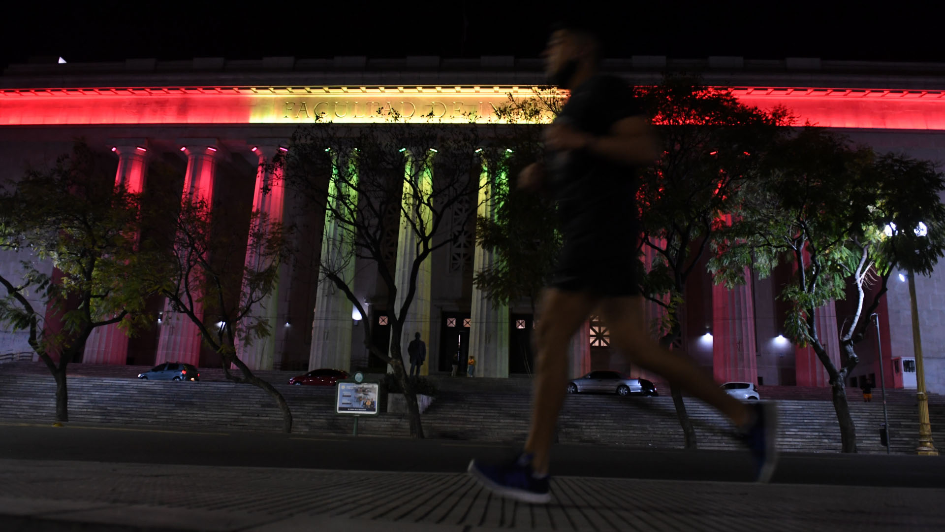 Si bien la fecha que se conmemora es el 12 de octubre, los monumentos se iluminaron por la noche del lunes y permanecían con los colores de España durante la madrugada del martes.