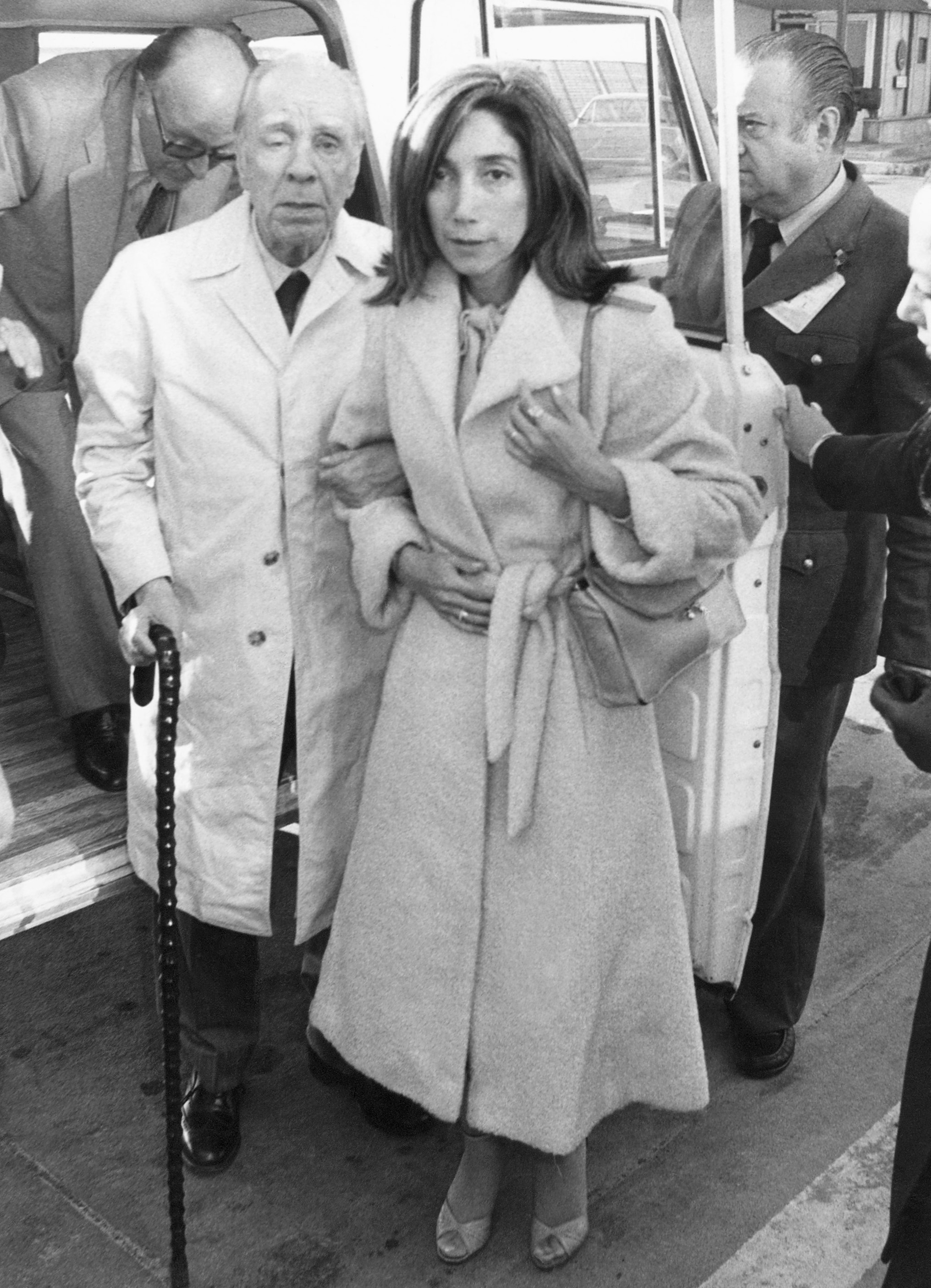 ARCHIVO - En esta foto de archivo del 20 de abril de 1980, el escritor argentino Jorge Luis Borges, acompañado de su secretaria María Kodama, llega a Madrid, España, para recibir el premio Cervantes. Kodama murió el domingo 26 de marzo de 2023. (Foto AP, Archivo)