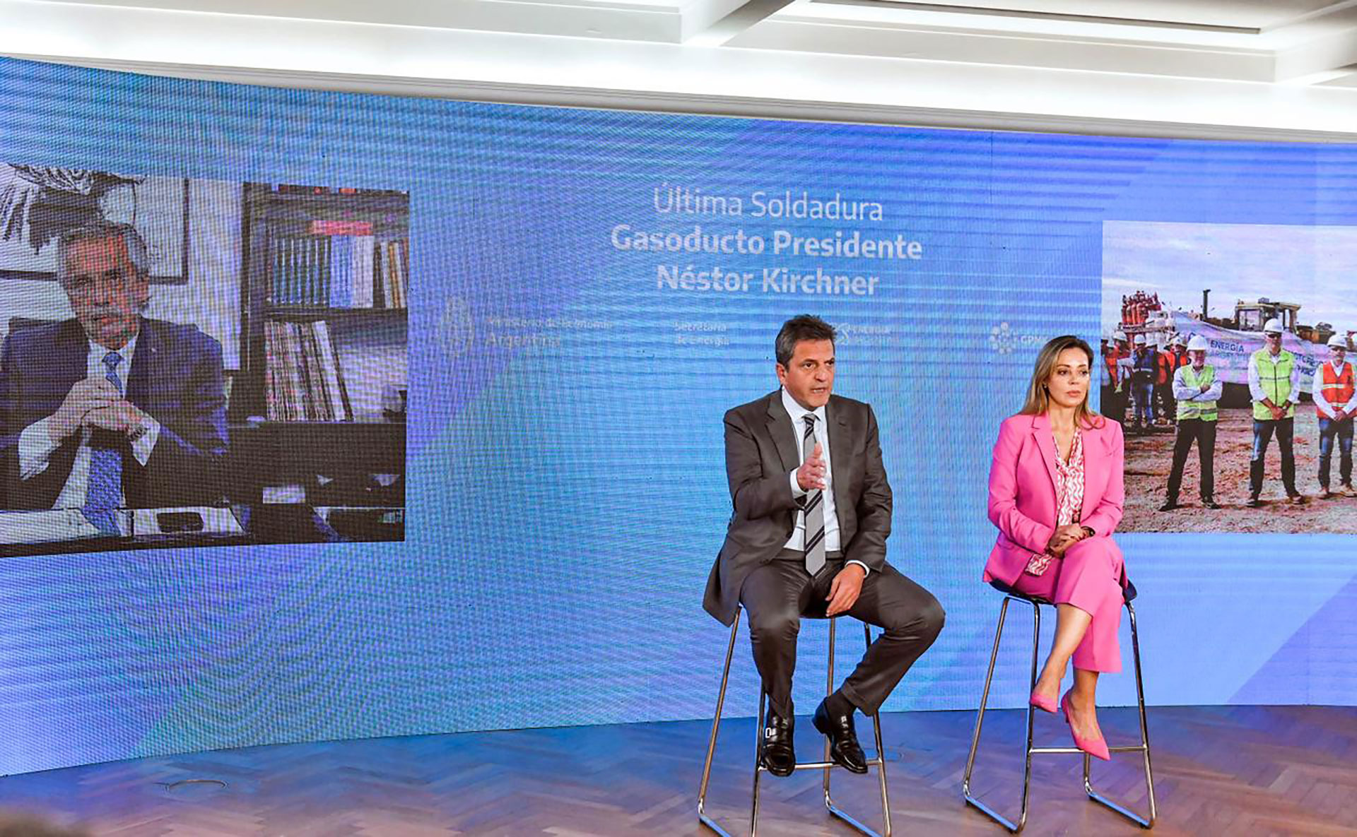 Sergio Massa, Flavia Royon y Alberto Fernández, en la pantalla, en la videoconferencia de esta tarde por el Gasoducto Néstor Kirchner