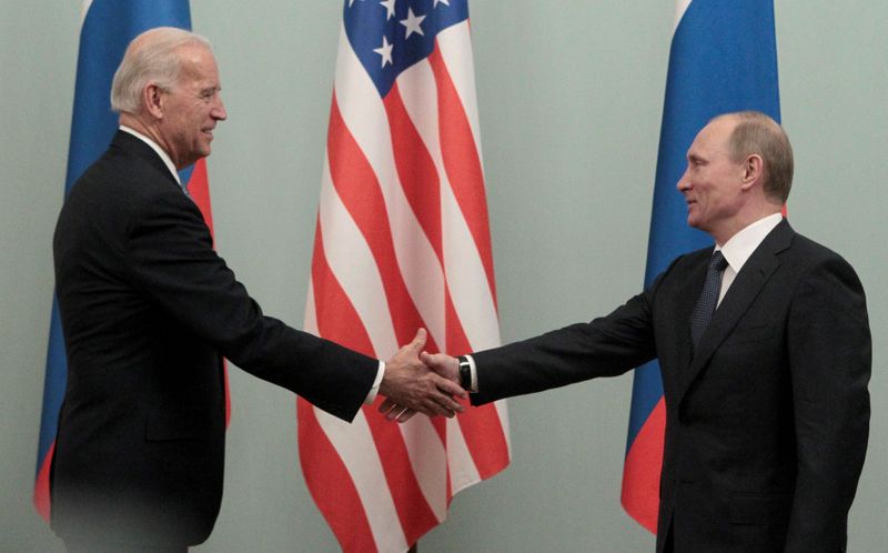 El paso se produce apenas semanas antes de que el presidente Biden y su contraparte ruso Vladimir Putin se reúnan el 16 de junio en Ginebra. En la foto, un encuentro entre ambos en 2011 (REUTERS/Alexander Natruskin)