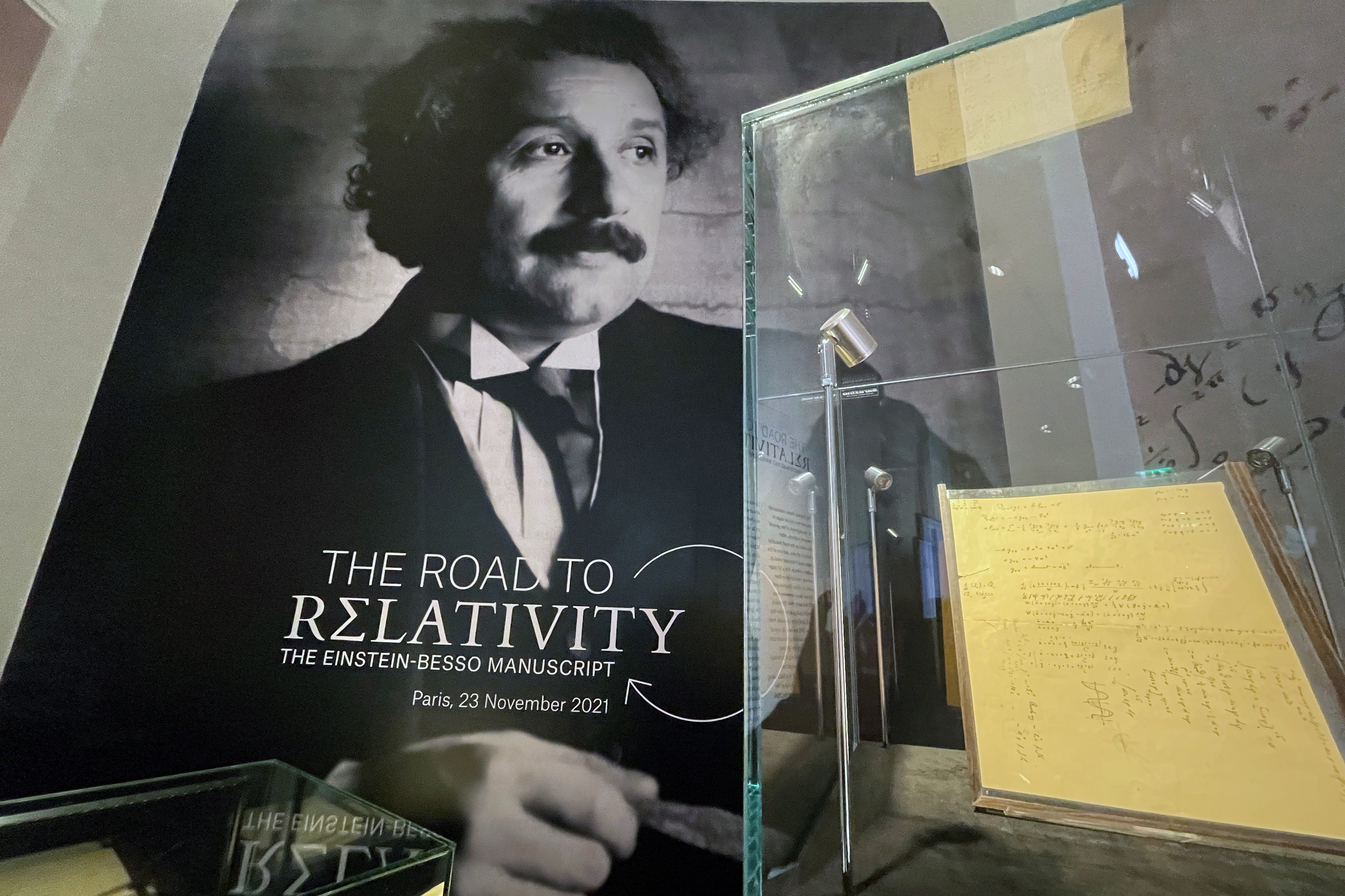 El manuscrito de trabajo de 54 páginas escrito conjuntamente por Albert Einstein y Michele Besso (Foto: REUTERS/Antony Paone)