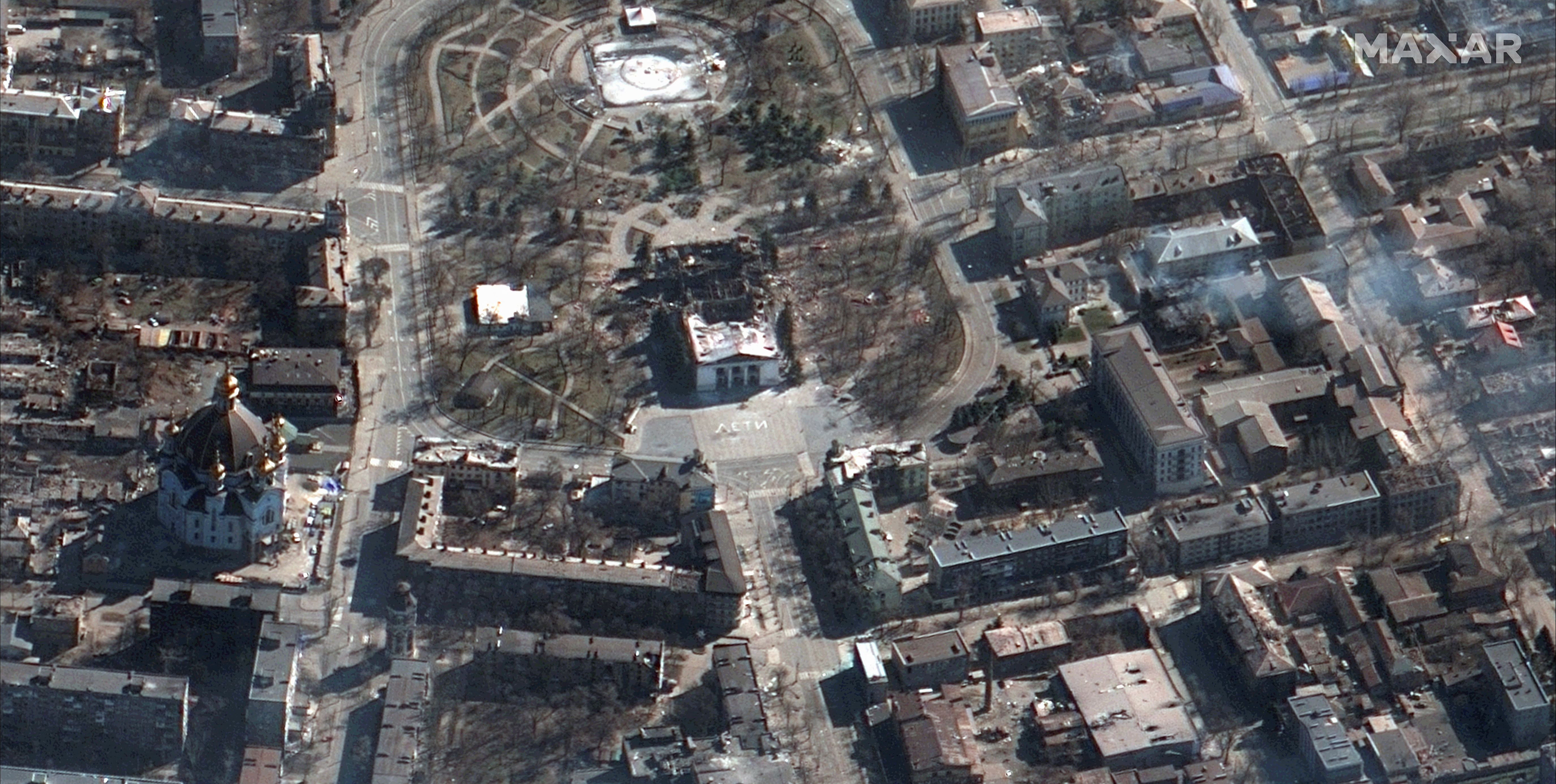 La foto satelital muestra la destrucción del Teatro Dramático de Mariupol atacado por la artillería rusa cuando allí se refugiaban centenares de personas. Murieron más de 300 civiles.  Maxar Technologies/Handout via REUTERS.