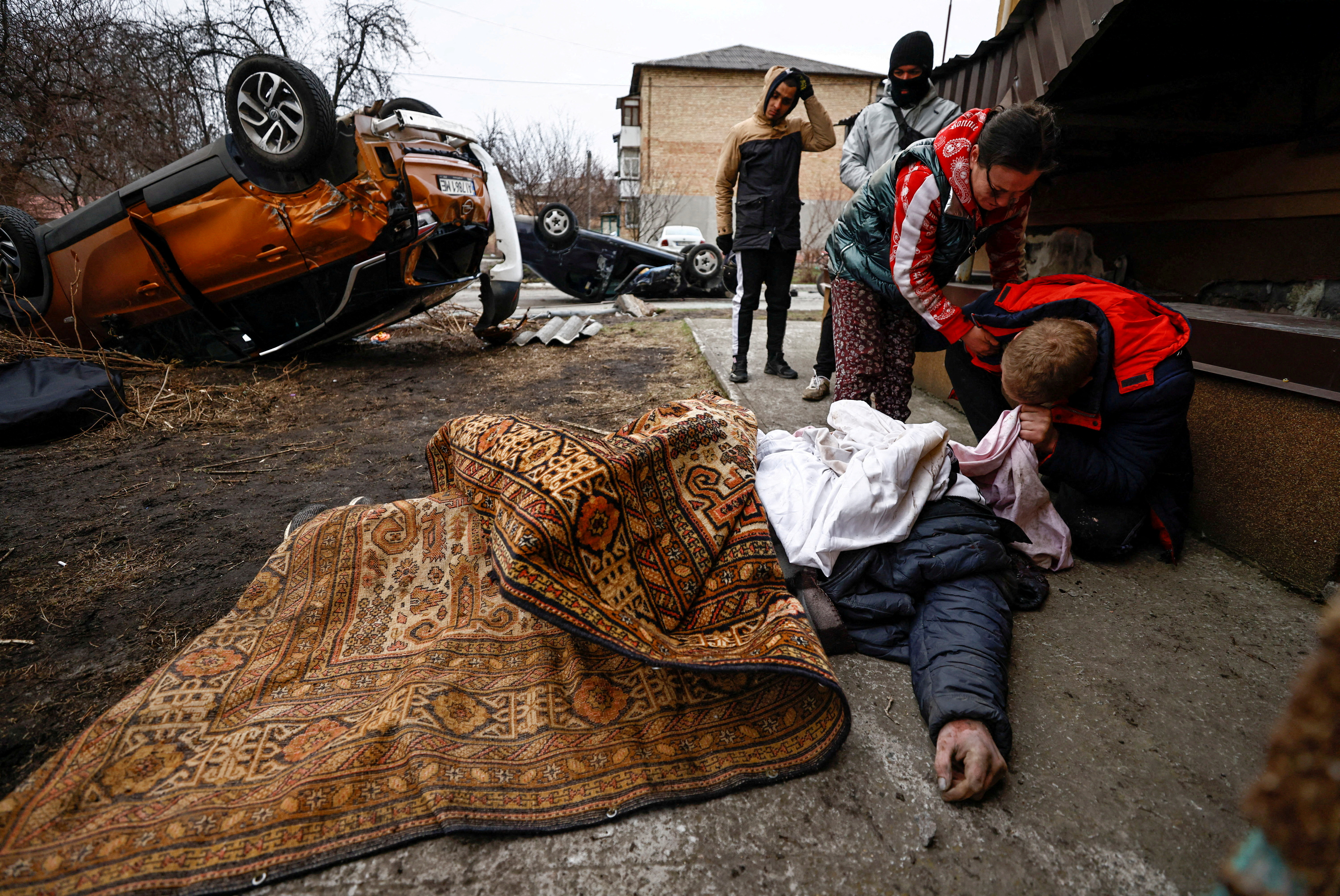 Serhii Lahovskyi, de 26 años, llora junto al cuerpo de su amigo Ihor Lytvynenko, que según los residentes fue asesinado por soldados rusos, después de que lo encontraran junto al sótano de un edificio, en medio de la invasión rusa de Ucrania en Bucha, Ucrania 5 de abril de 2022. REUTERS/Zohra Bensemra 