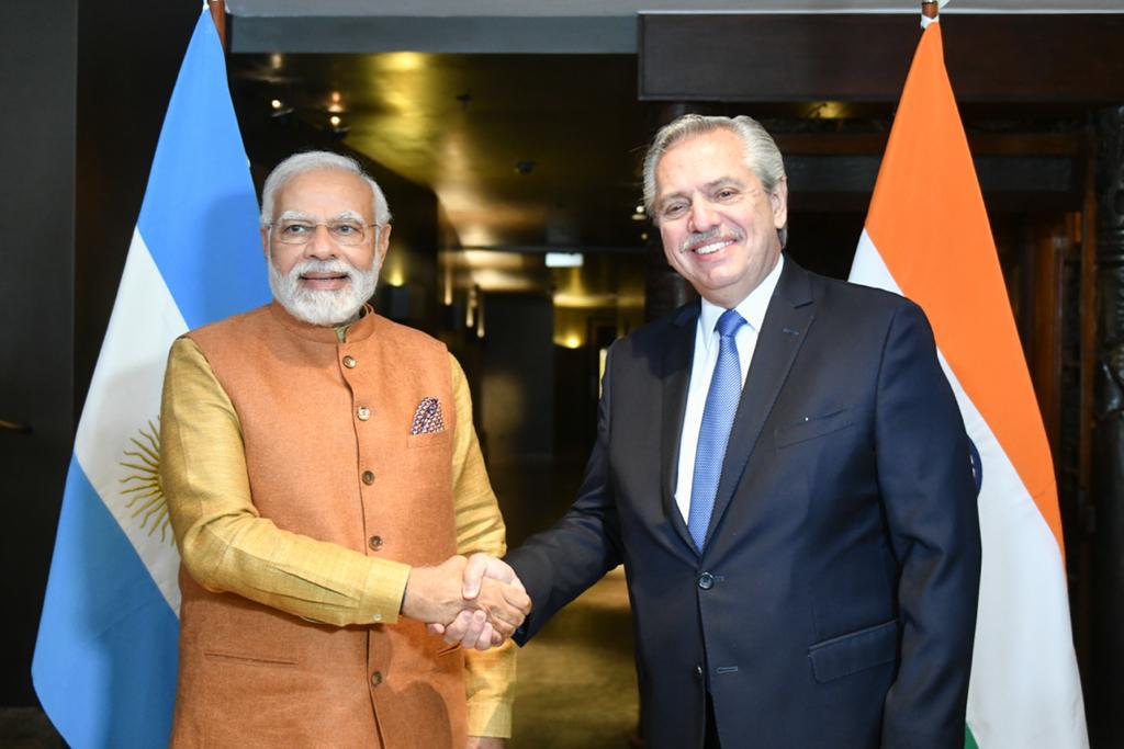 Alberto Fernandez with Indian Prime Minister Narendra Modi when they met as part of the G7 in Germany