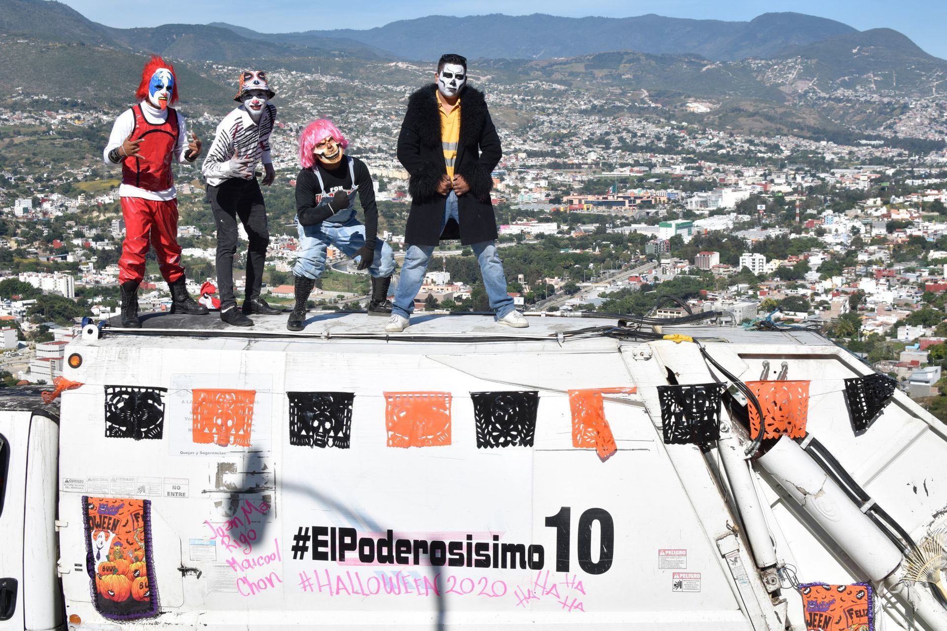 Chilpancingo, Guerrero, México. 1 de noviembre de 2020. Para hacer más amena su jornada laboral de esta temporada de Halloween y Día de Muerto, los trabajadores de Servicios Públicos que operan el camión conocido como 'El Poderosísimo 10', estrellas de redes sociales, optaron por hacerlo disfrazados.
