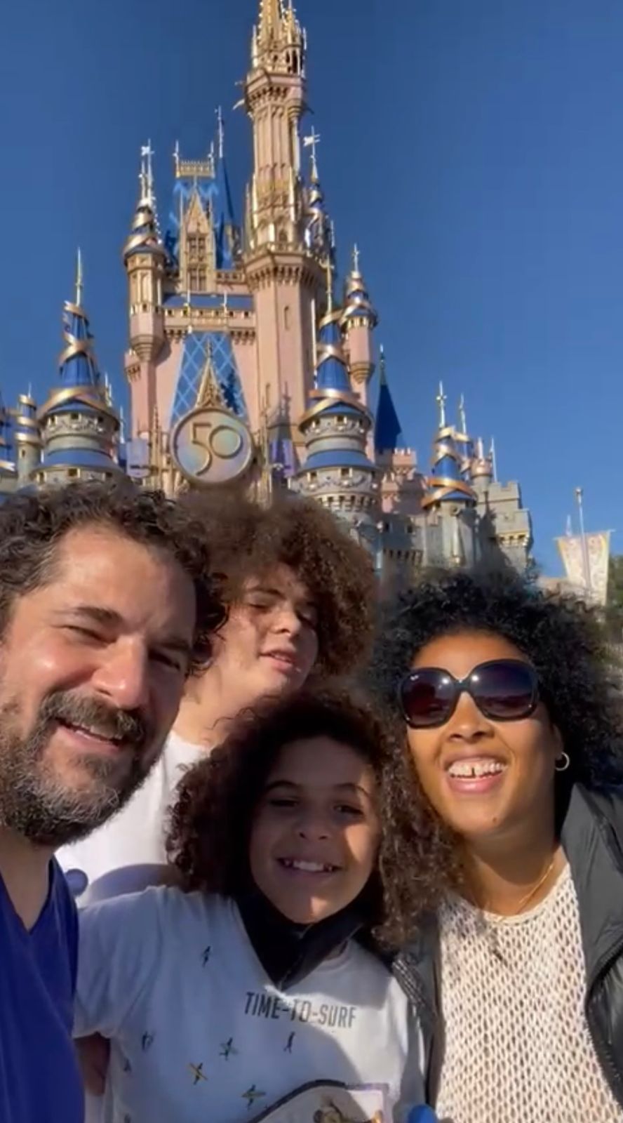 En el parque temático de Disney, la familia reunida: Heidy, su marido, Iñaki y Dante