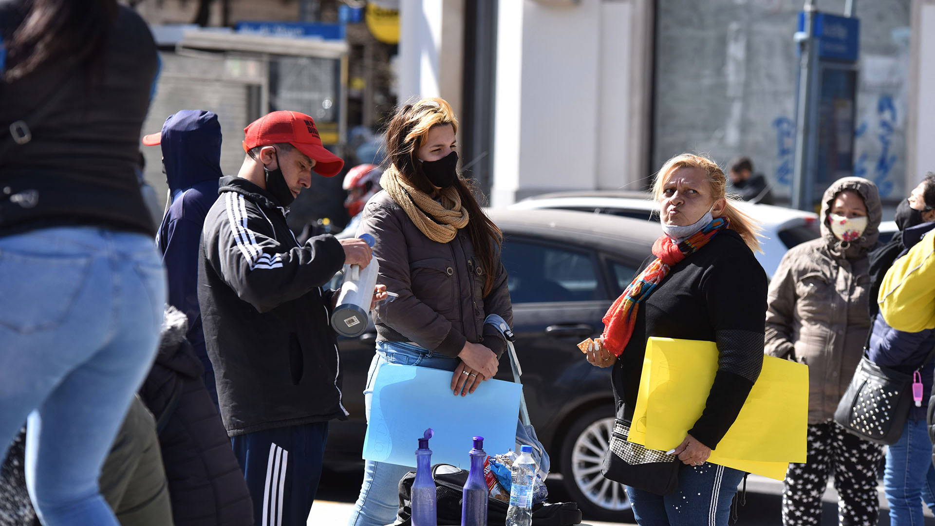 En muchos casos las personas que participaron de la protesta no utilizaron barbijos y compartieron bebidas