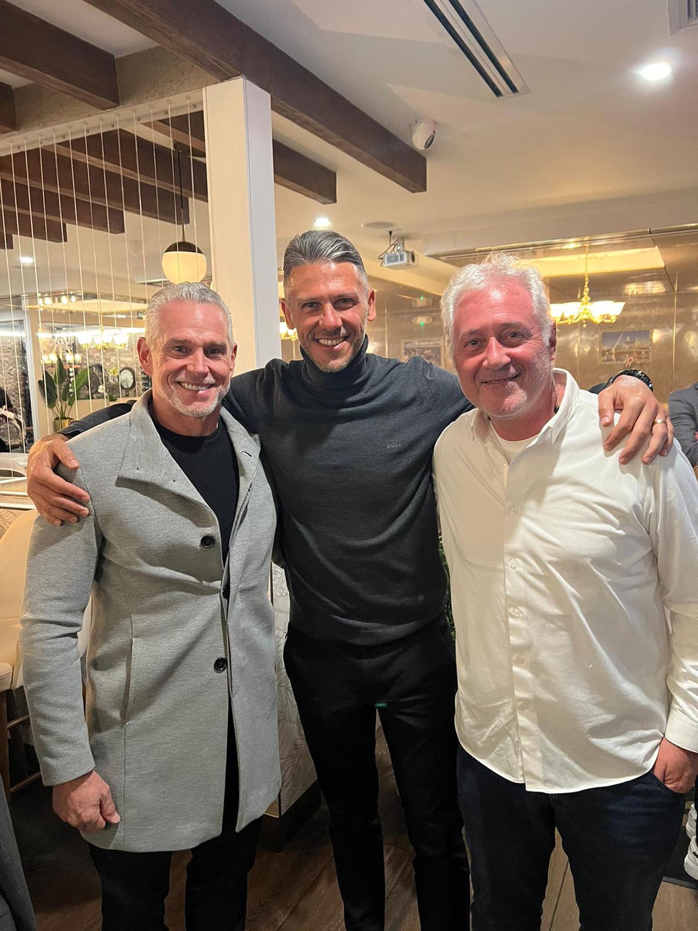 Martín Demichelis y Matías Patanian junto a Martín Koenig, dueño de Baires Grill, el restaurante donde el plantel de River Plate cenó tras la victoria ante Millonarios, en Fort Lauderdale