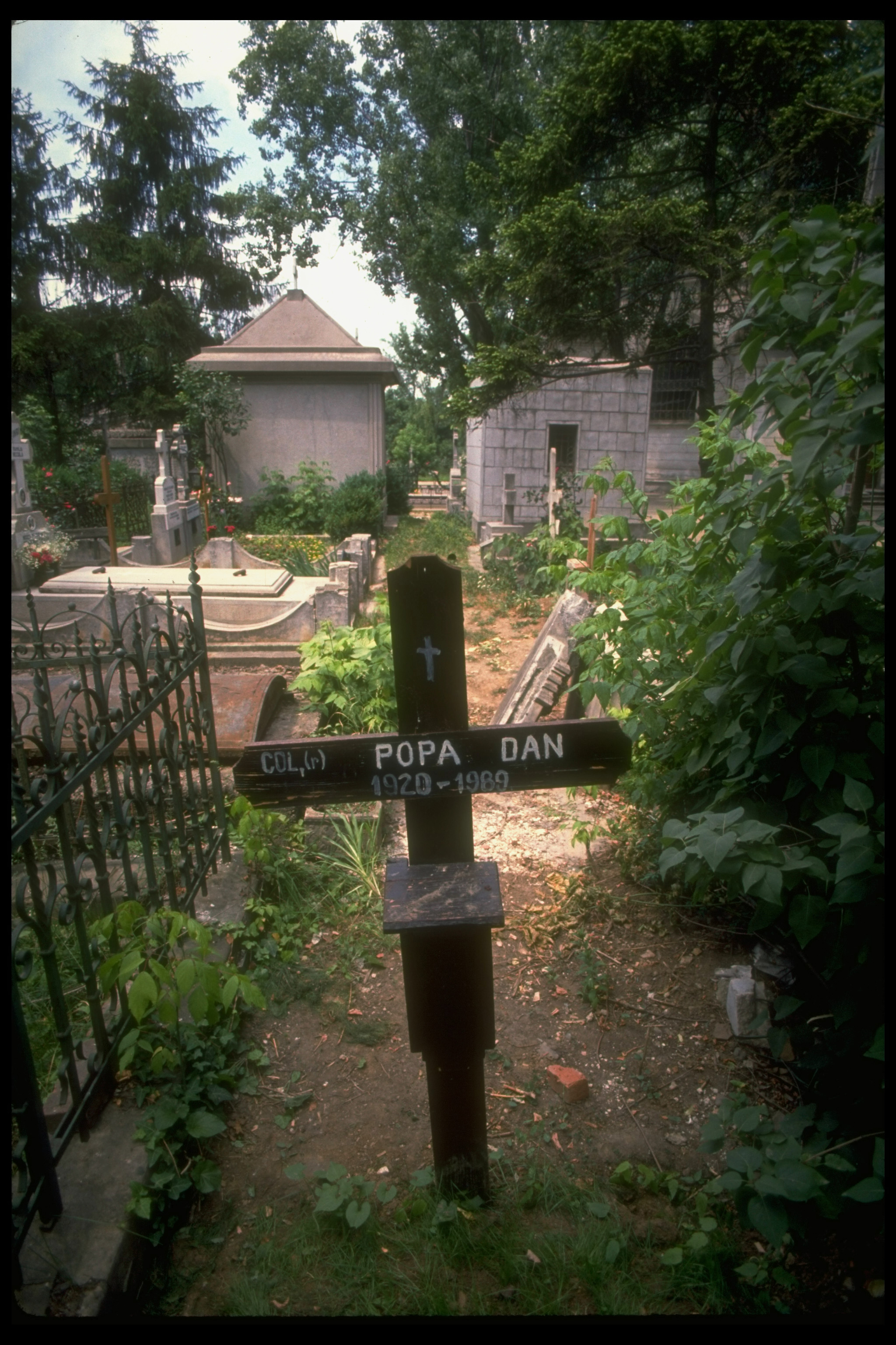 La primera tumba de Nicolae Ceaucescu con el nombre de Popa Dan   (Photo by Cynthia Johnson/Getty Images)