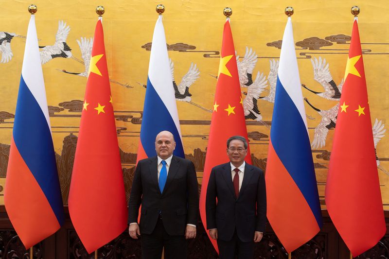 El primer ministro ruso Mijaíl Mishustin y el primer ministro chino Li Qiang asisten a una ceremonia de firma en Pekín, China, el 24 de mayo de 2023. REUTERS/Thomas Peter/Pool