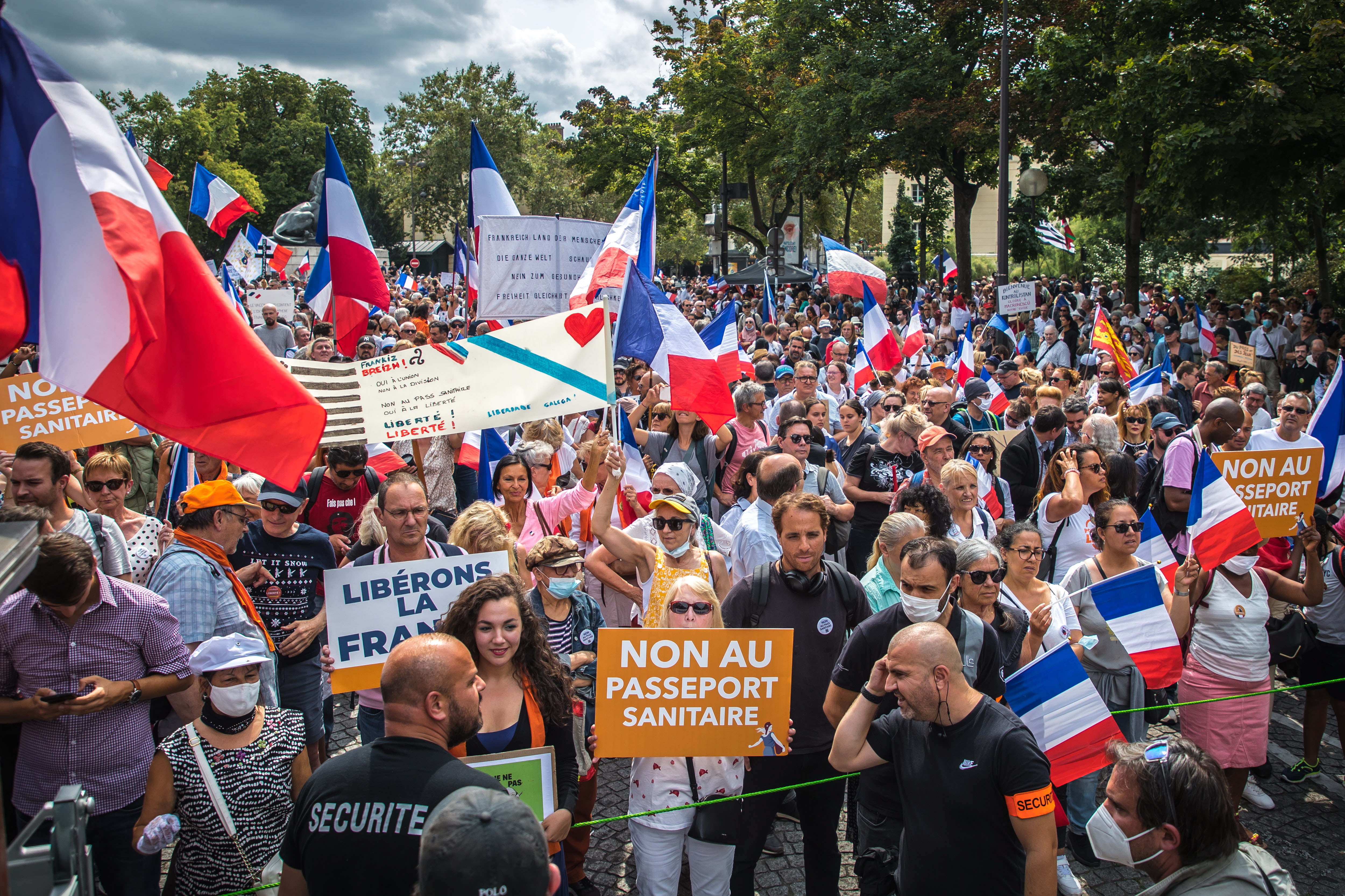 Miles de personas se manifestaron en las calles francesas en contra del Pasaporte de Vacunación. EFE/EPA/CHRISTOPHE PETIT TESSON
