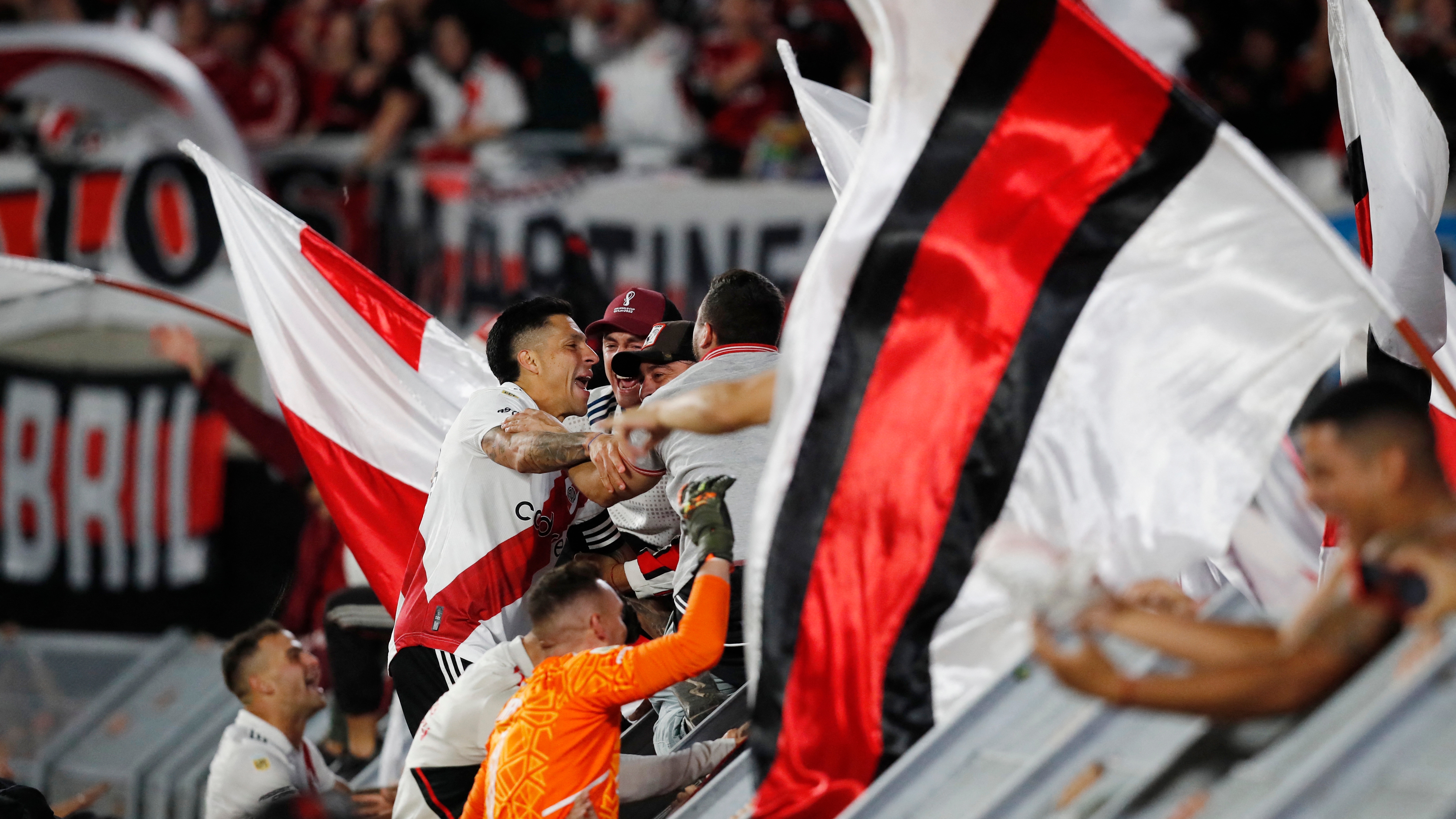 Soccer Football - Primera Division - River Plate v Boca Juniors - Estadio Mas Monumental, Buenos Aires, Argentina - May 7, 2023 River Plate's Enzo Perez celebrates after the match with fans REUTERS/Agustin Marcarian