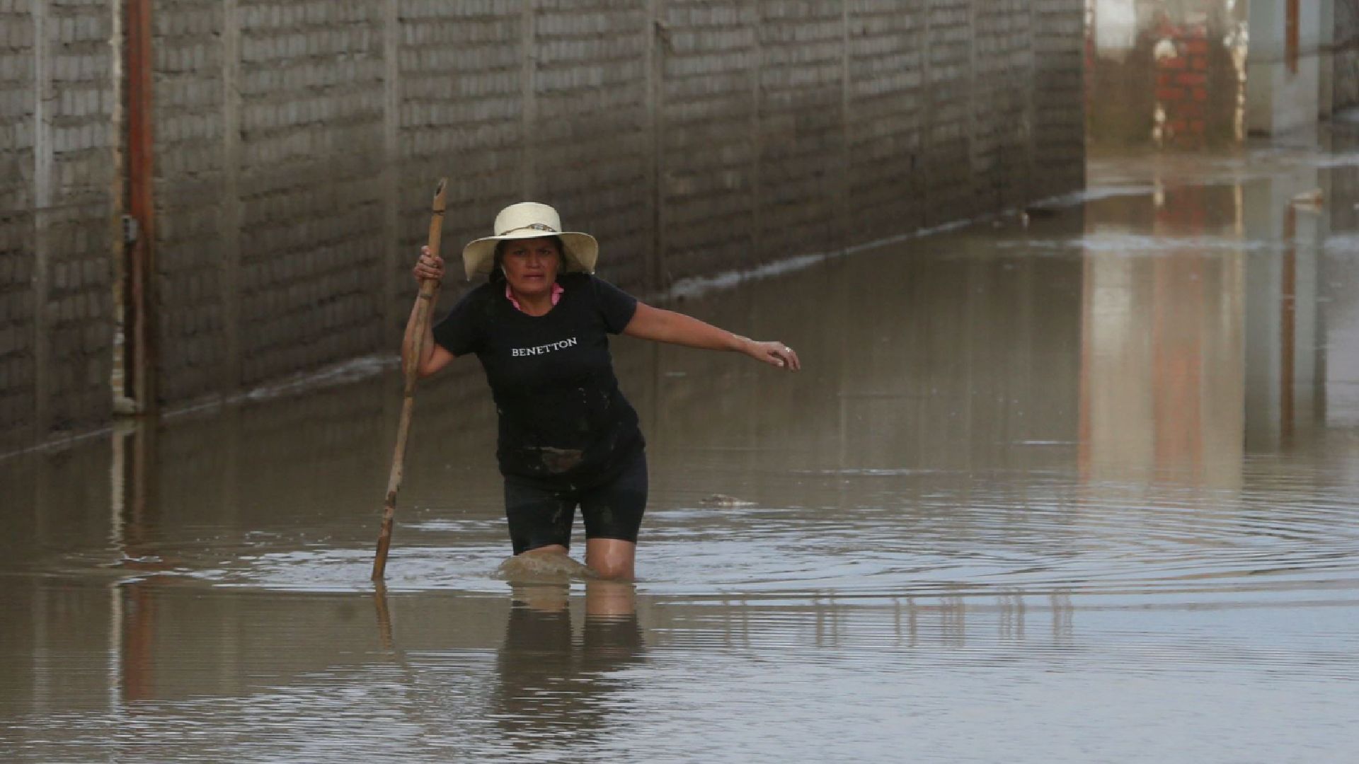 Una mujer sufriendo los estragos del Fenómeno El Niño de 2017, que dejó desolación en gran parte del norte del país. (Andina)