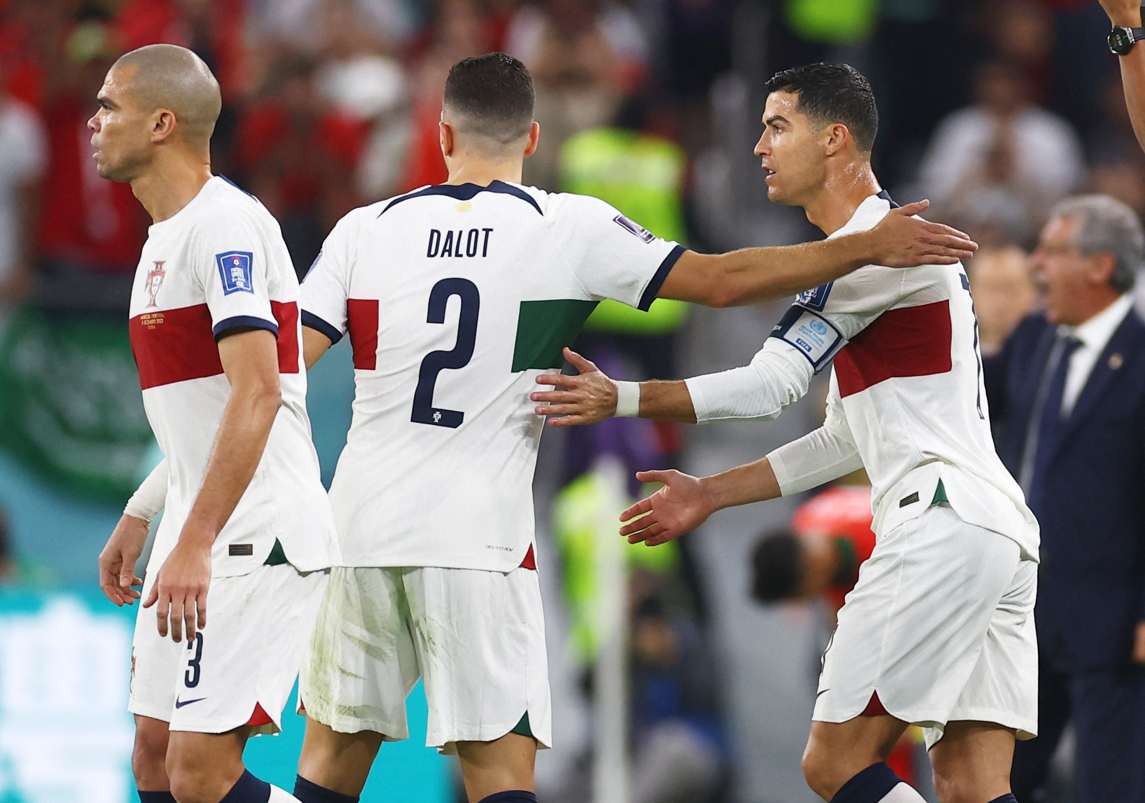 Cristiano Ronaldo ingresó y le dieron la cinta de capitán de Portugal (REUTERS/Kai Pfaffenbach)