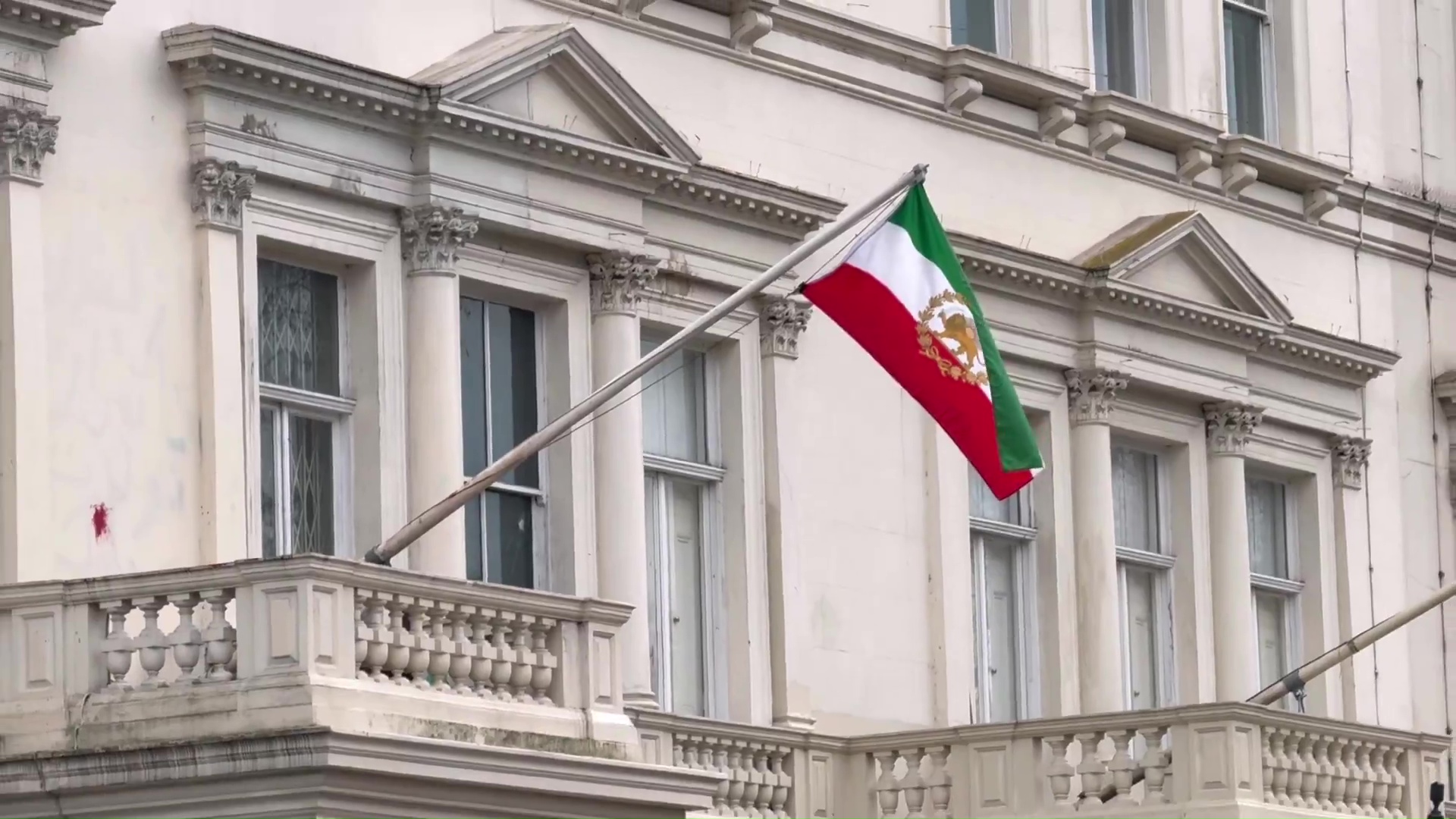 Una provincia multará con $500.000 a quienes conduzcan un auto tomando mate: qué dice la Ley de tránsito