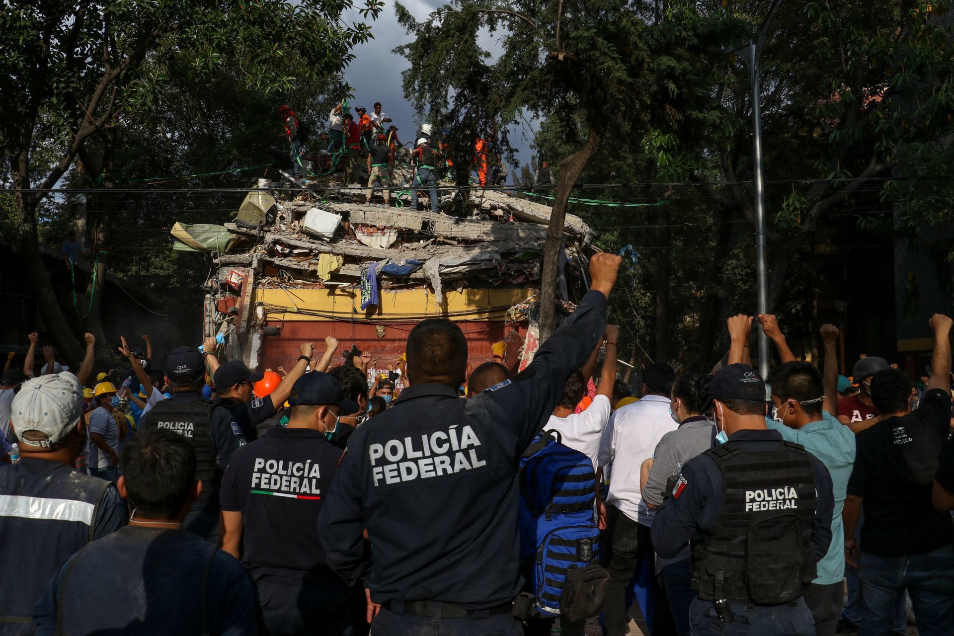 CIUDAD DE MÉXICO, 19SEPTIEMBRE2017.- Decenas de personas entre cuerpos de rescate y sociedad en general ayudan en las labores de rescate entre los escombros de edificios que colapsaron tras el fuerte sismo de 7.1 grados en escala de richter que se registró esta tarde en la Ciudad de México. En la imagen, una edificio ubicado en Tlalpan Frente a la estacion Ciudad Jardin. FOTO: SAÚL LÓPEZ /CUARTOSCURO.COM