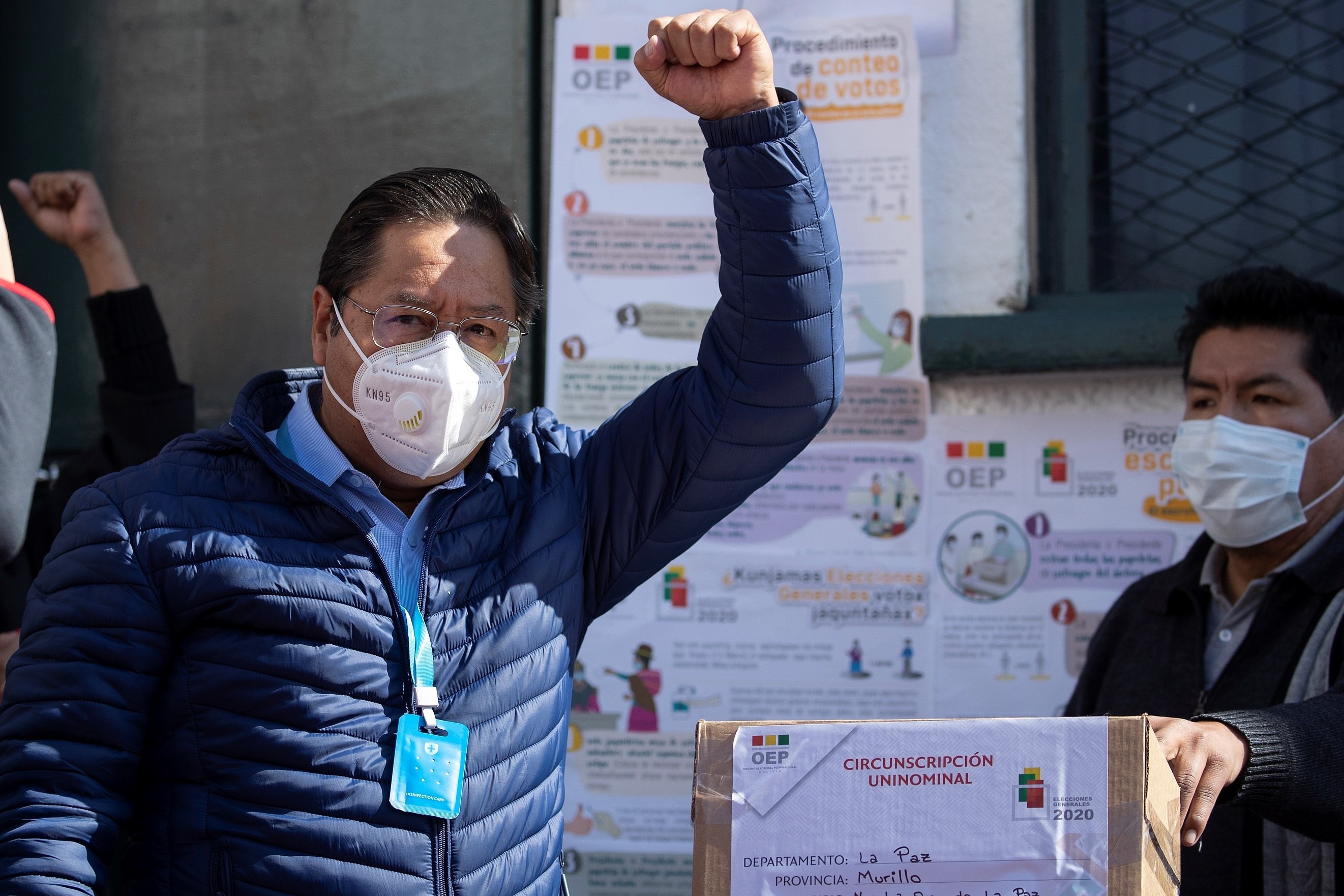 Luis Arce saluda a sus seguidores en las elecciones del 18 de octubre de 2020 luego de votar en una escuela en la ciudad de La Paz (EFE)
