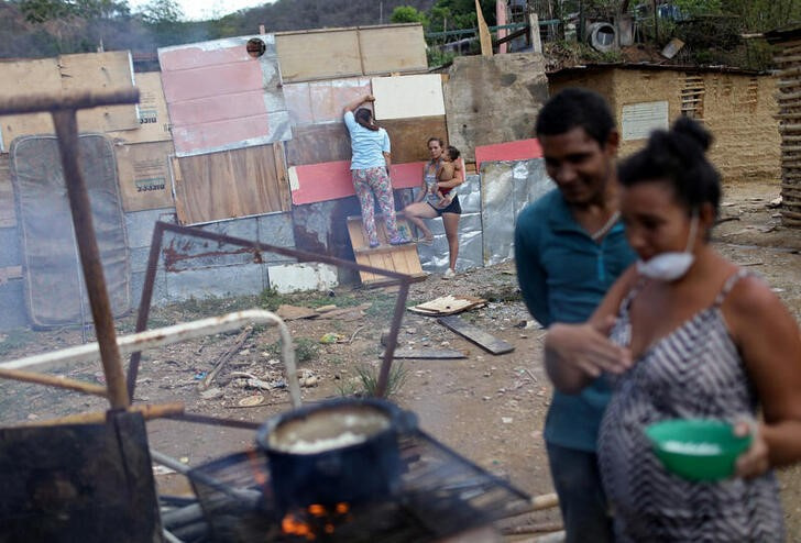 La última estadística oficial de la pobreza, del primer semestre de 2022, ya es una foto vieja. REUTERS/Manaure Quintero