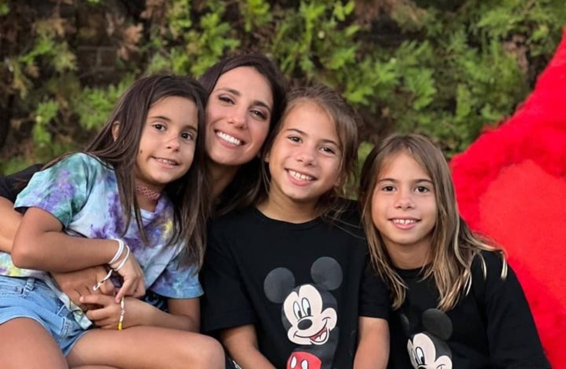 Cinthia Fernández y sus tres hijas 
