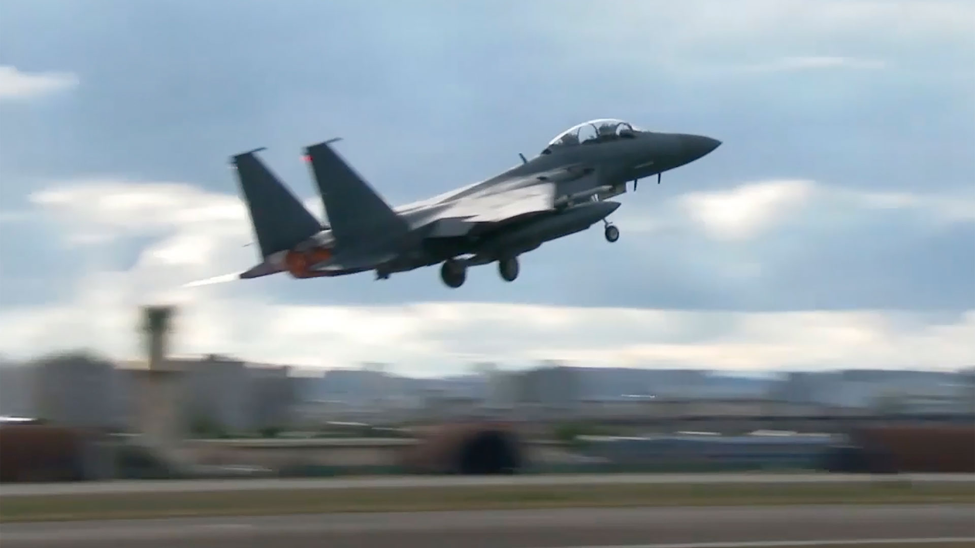 En esta imagen tomada de un video, el avión de combate F15K de la Fuerza Aérea de Corea del Sur despega el martes 4 de octubre de 2022 en un lugar no revelado en Corea del Sur. (Ministerio de Defensa de Corea del Sur vía AP)

