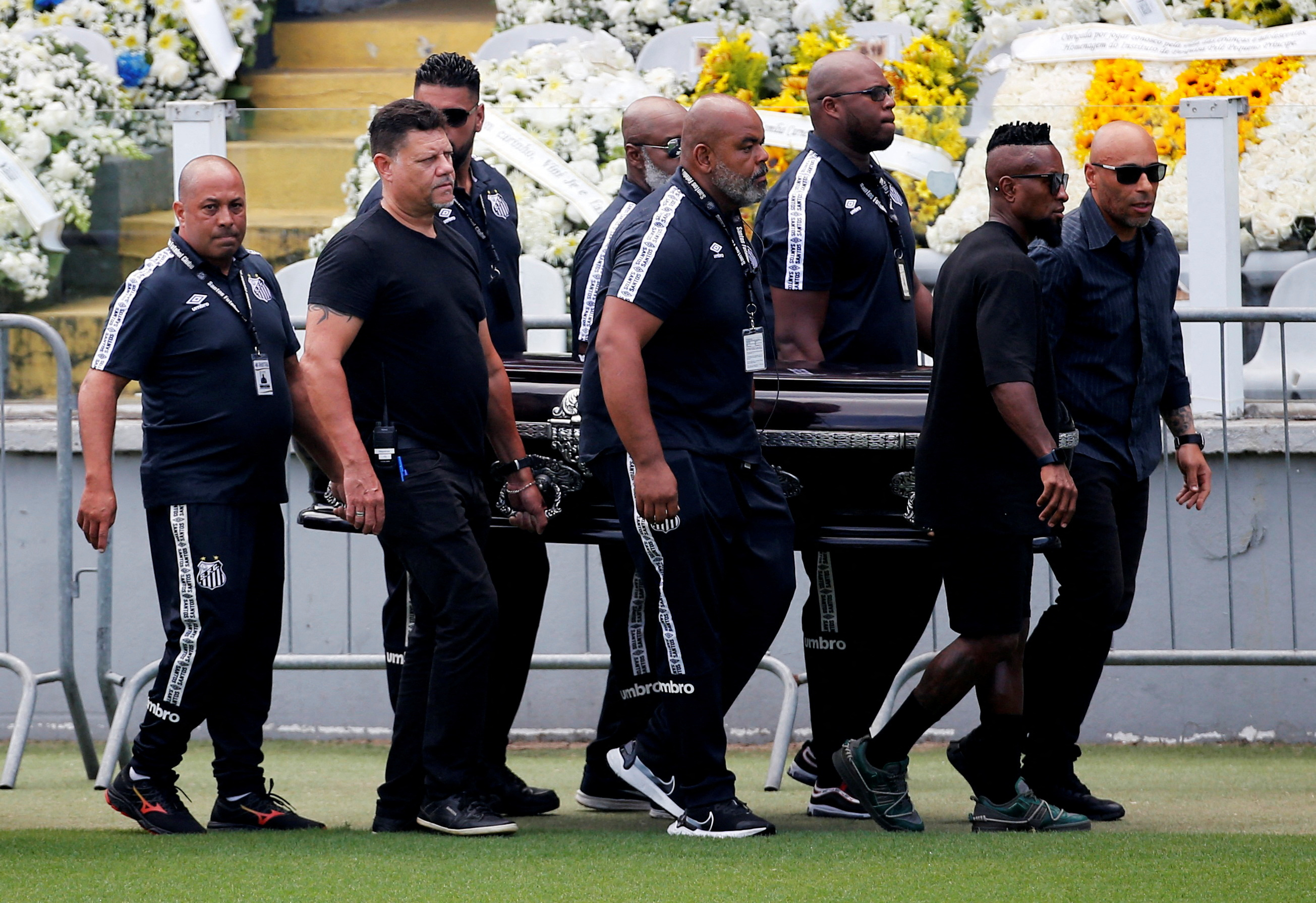 Ze Roberto y Edinho, hijo de Pelé, encabezaron el traslado de los restos del brasileño (Reuters)