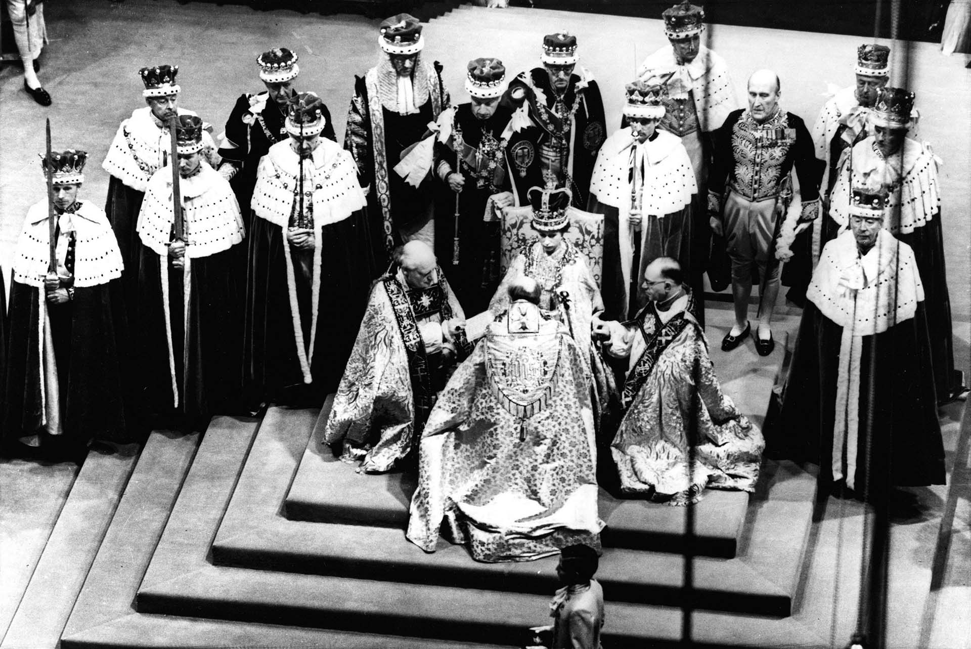El 2 de junio de 1953 y con apenas 25 años, Isabel fue coronada como monarca del Reino Unido y la Mancomunidad de Naciones frente al Arzobispo de Canterbury, y los obispos de Durham y de Bath and Wells, en una inolvidable ceremonia que se llevó a cabo en la Abadía de Westminster 