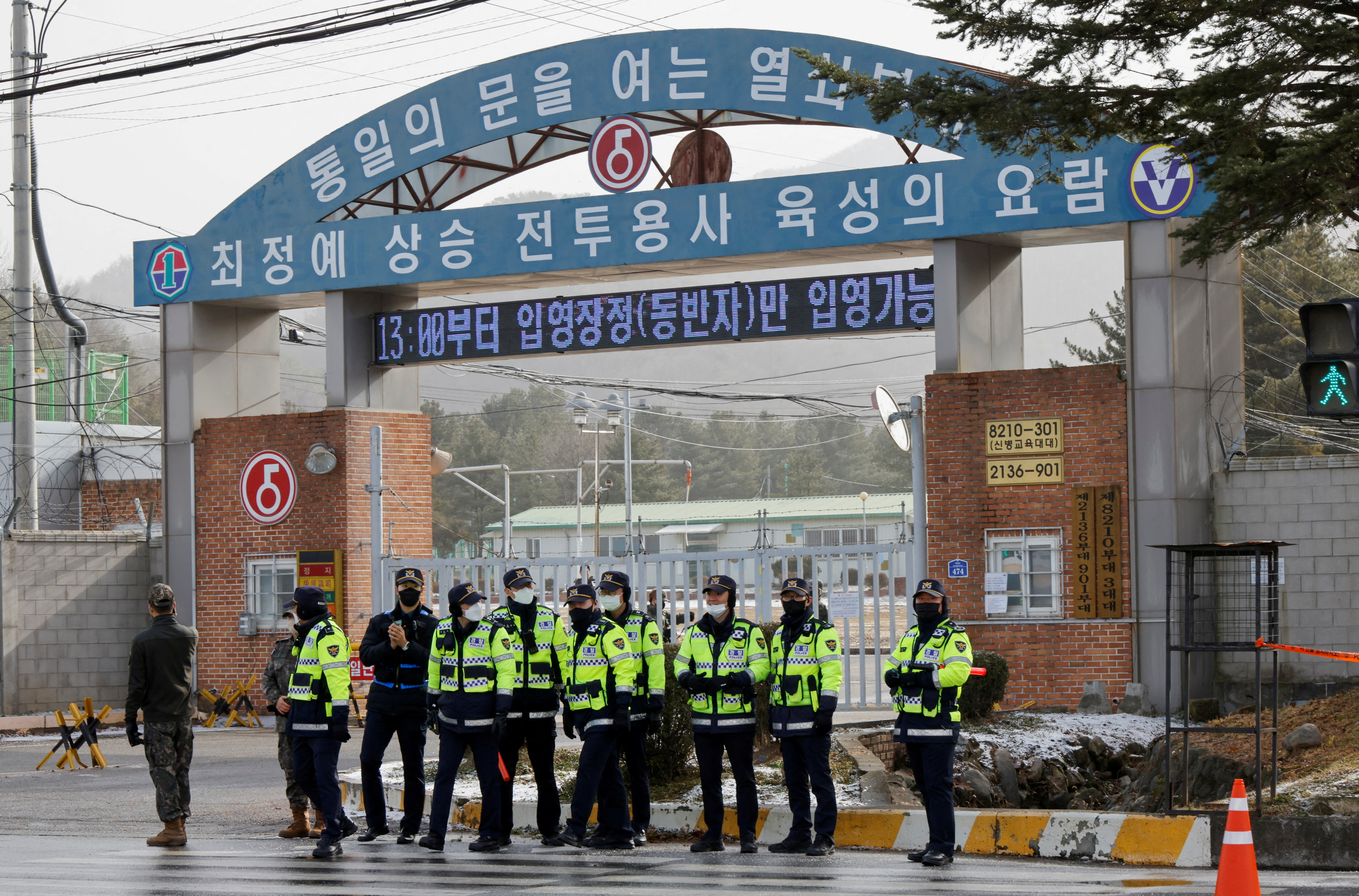 Oficiales de policía y soldados hacen guardia fuera de un campo de entrenamiento del ejército de Corea del Sur cerca de la zona desmilitarizada que separa las dos Coreas antes de la llegada de Jin, el miembro más antiguo de la banda de K-pop BTS, en Yeoncheon, Corea del Sur, el 13 de diciembre de 2022. REUTERS/ Heo corrió
