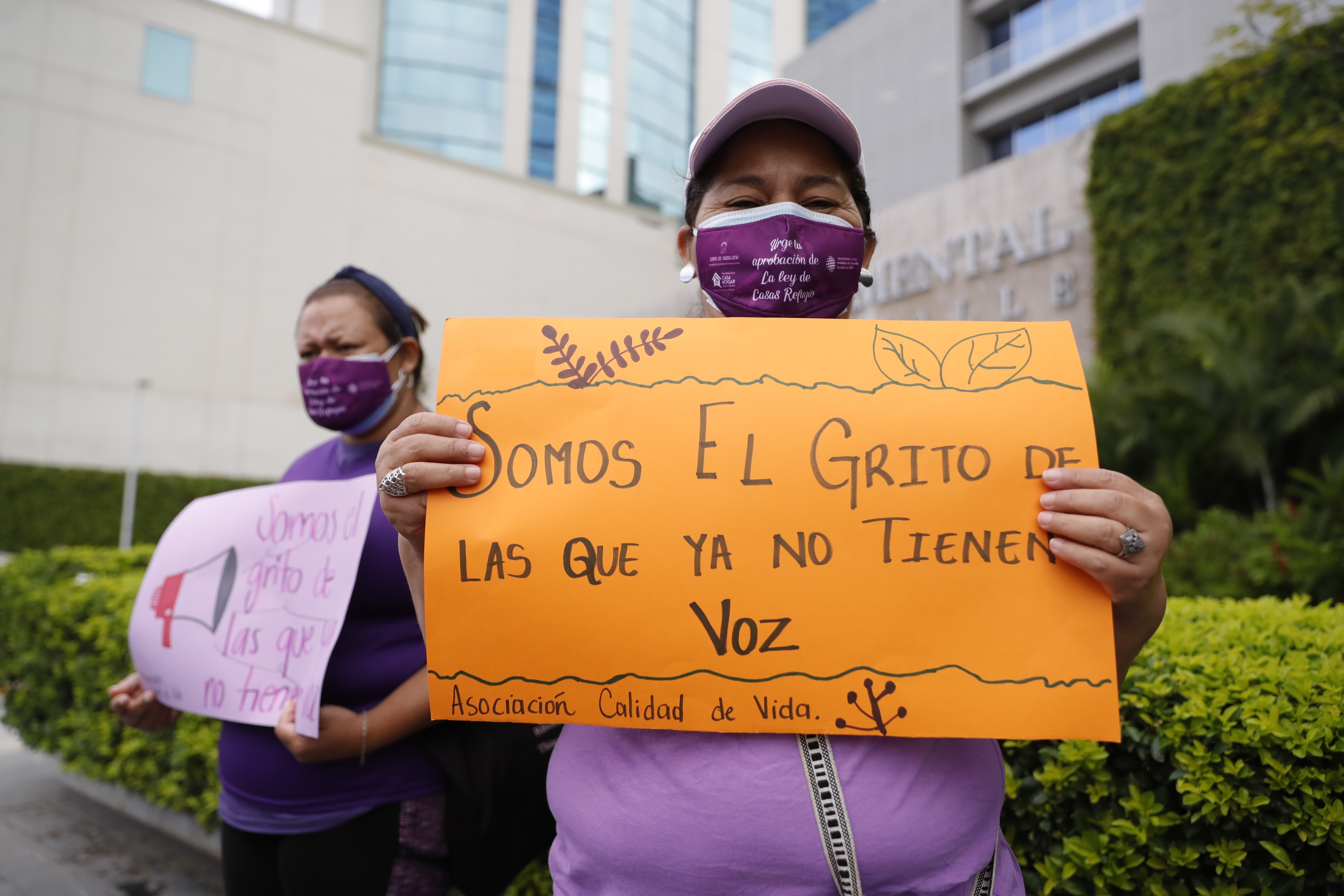 Una mujer mientras muestra un cartel durante una movilización con motivo de la conmemoración del Día Internacional de la Eliminación de la Violencia contra la Mujer (Foto: EFE/ Gustavo Amador)
