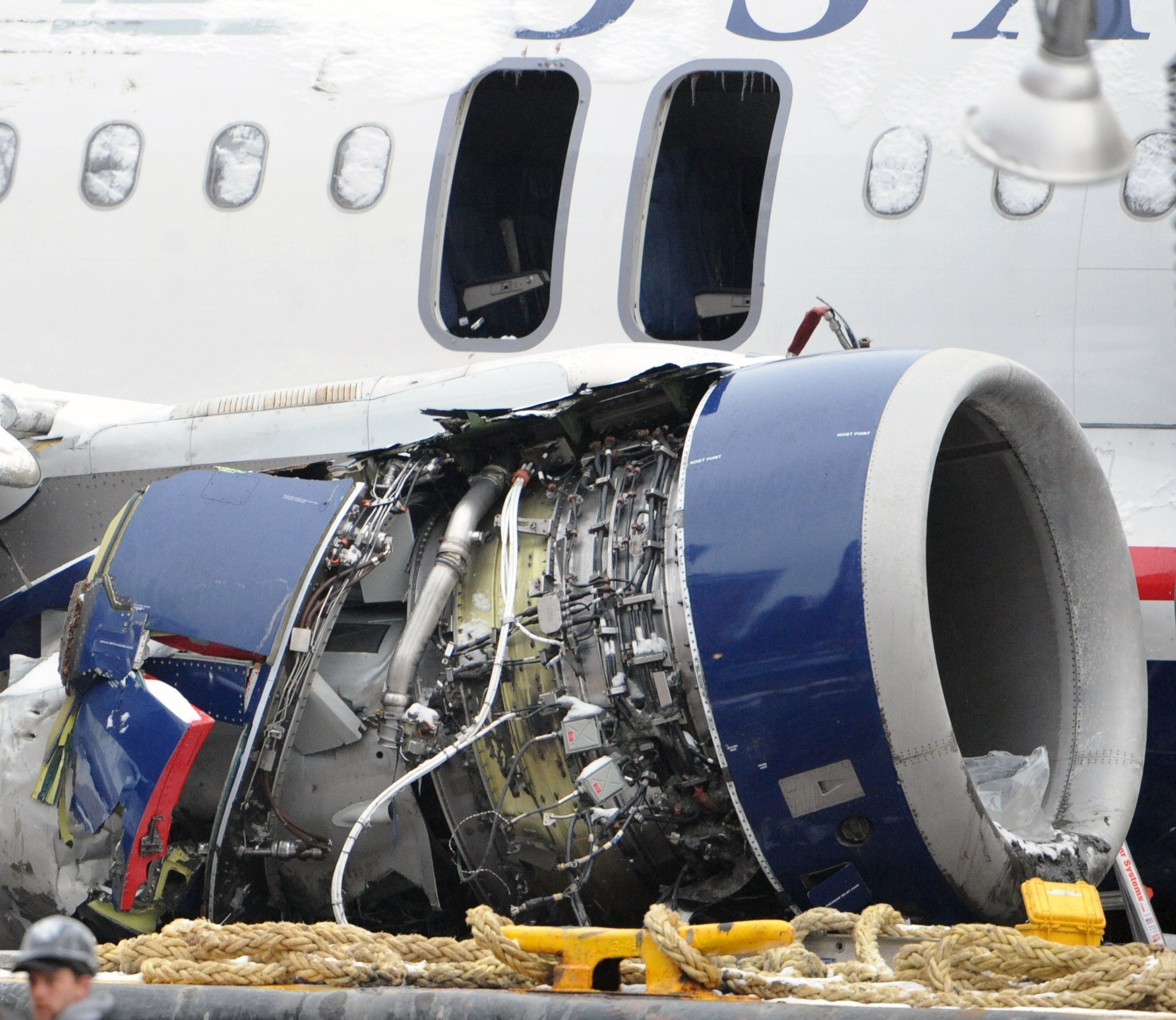 El motor derecho del Airbus del vuelo 1549 de US Airways, totalmente destrozado tras impactar contra una bandada de gansos canadienses: Photo by Kpa/Zuma/Shutterstock 