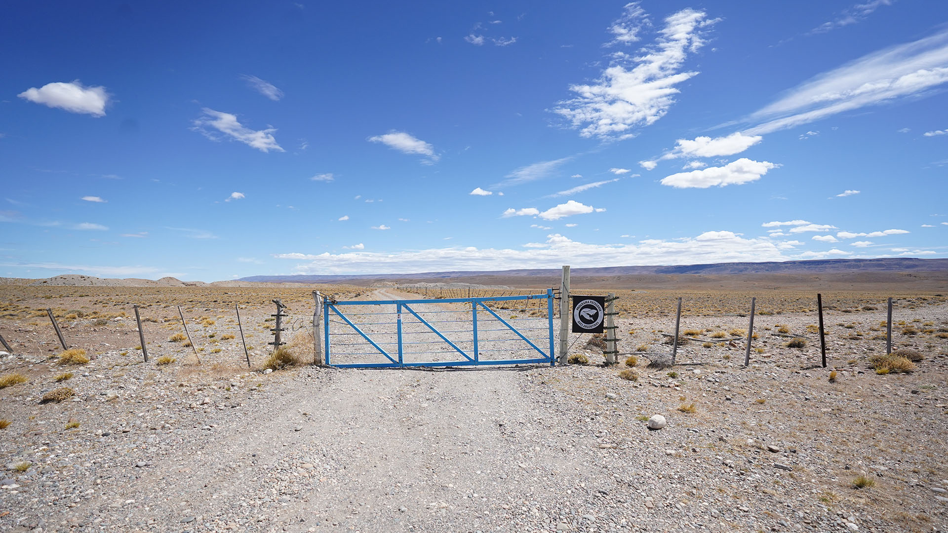 La entrada a la estación está al borde de la ruta, pero después es necesario recorrer 40 minutos de un camino rocoso hasta llegar a la casa que aloja a los biólogos