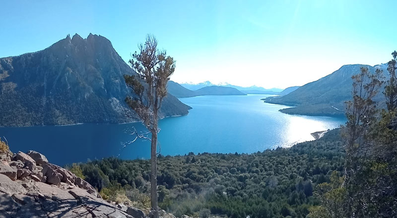 Vista del Lago Nahuel Huapi desde la comunidad mapuche lof kinxikew. (Imagen: gentileza Amancay Quintriqueo)
