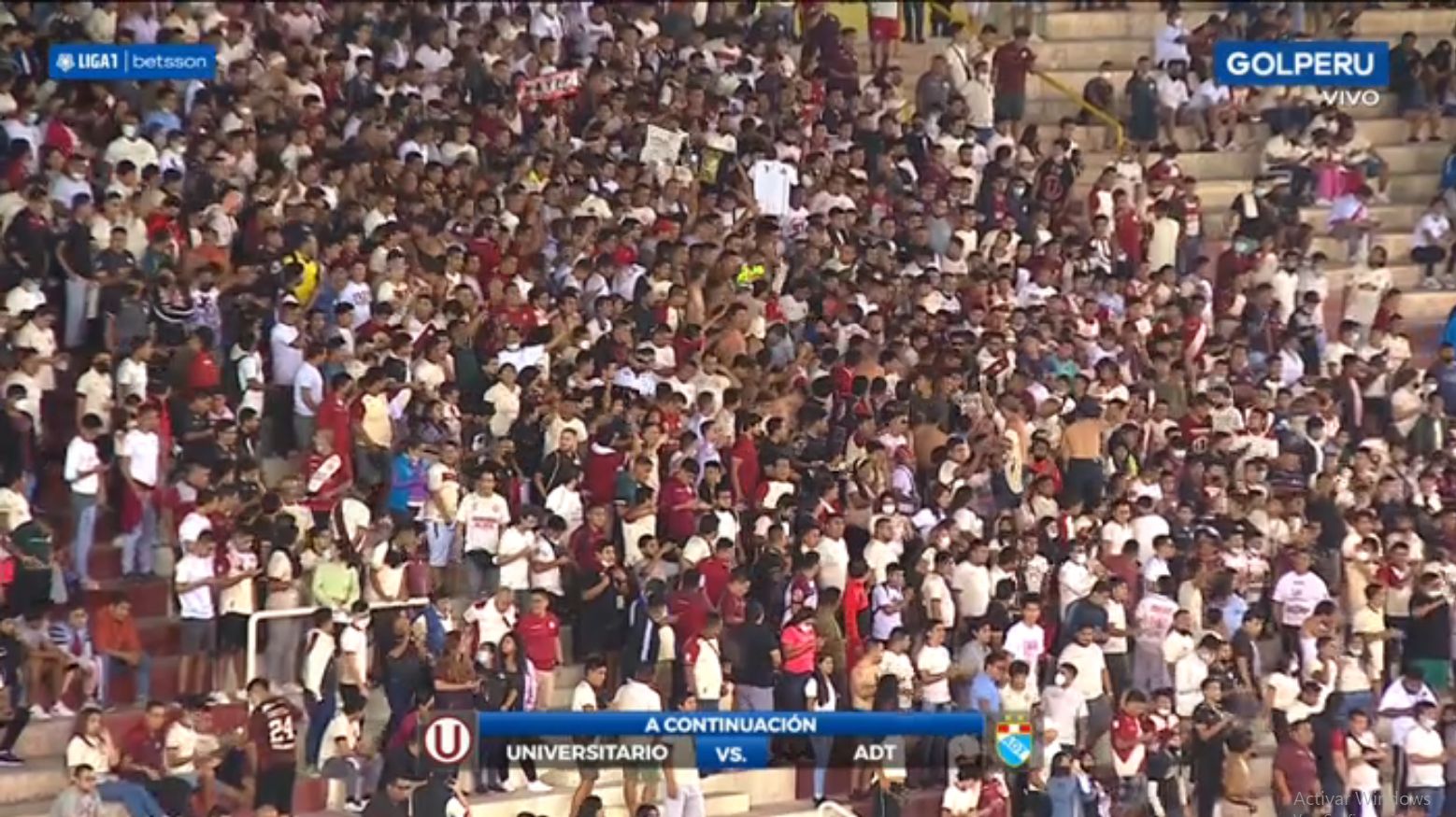 El aliento de la barra 'crema' en el Estadio Monumental de Ate.