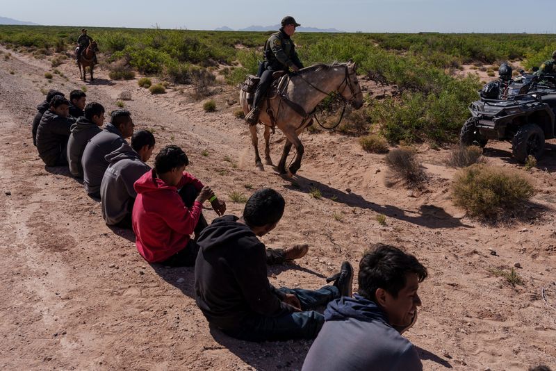 FOTO DE ARCHIVO. Un grupo de 28 migrantes esperan ser procesados por agentes de la Patrulla Fronteriza de  Estados Unidos, luego de ser detenidos tratando de cruzar la frontera sin ser detectados, antes del fin previsto para el 11 de mayo de las restricciones fronterizas por COVID-19 conocidas como Título 42, que han estado vigentes desde 2020, en Santa Teresa, Nuevo México, EE. UU. 26 de abril de 2023. REUTERS/Paul Ratje