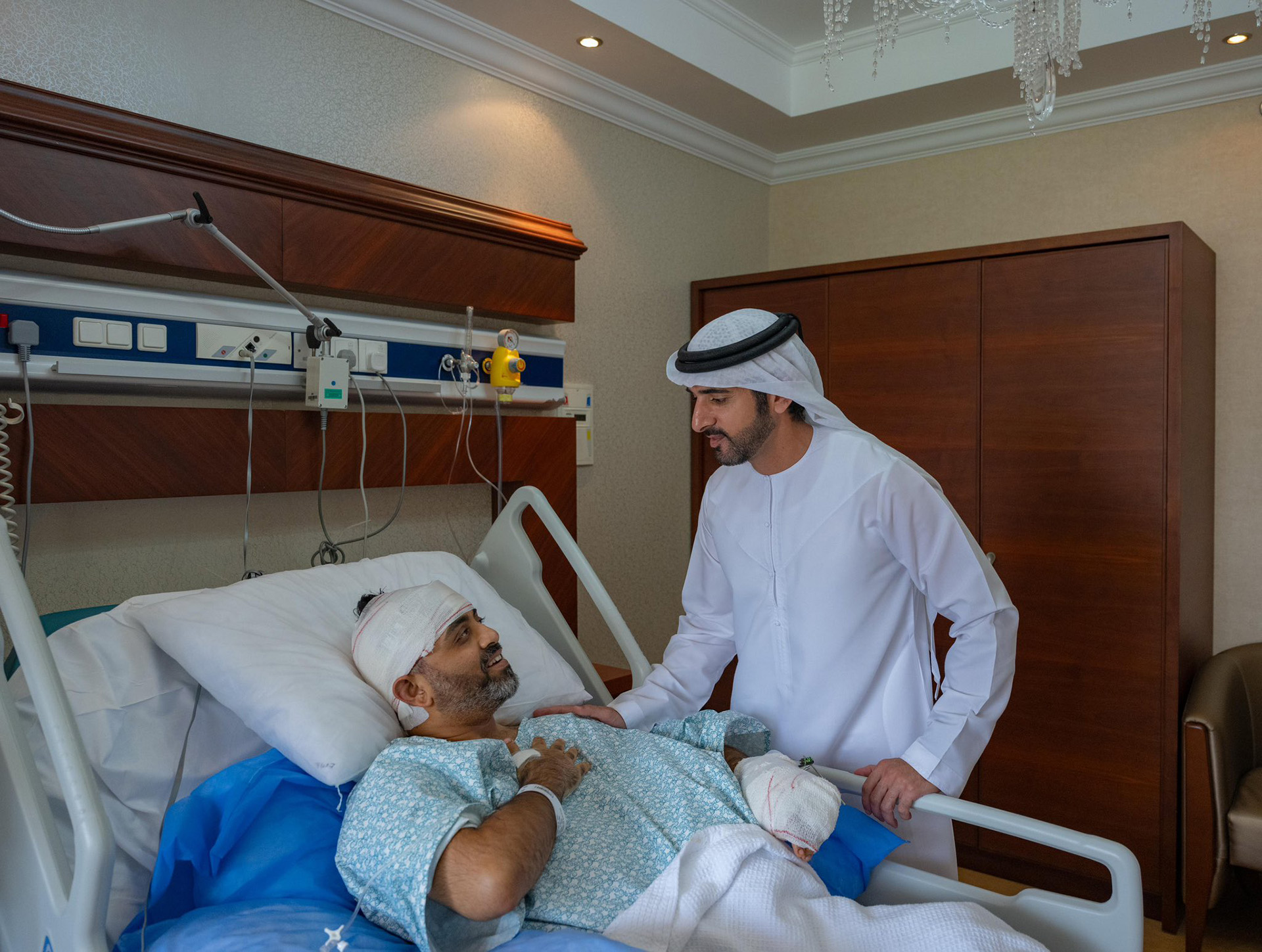 El viceprimer ministro emiratí visitó al piloto indio de Flydubai en el hospital: "Personifica los más altos grados de valentía" 