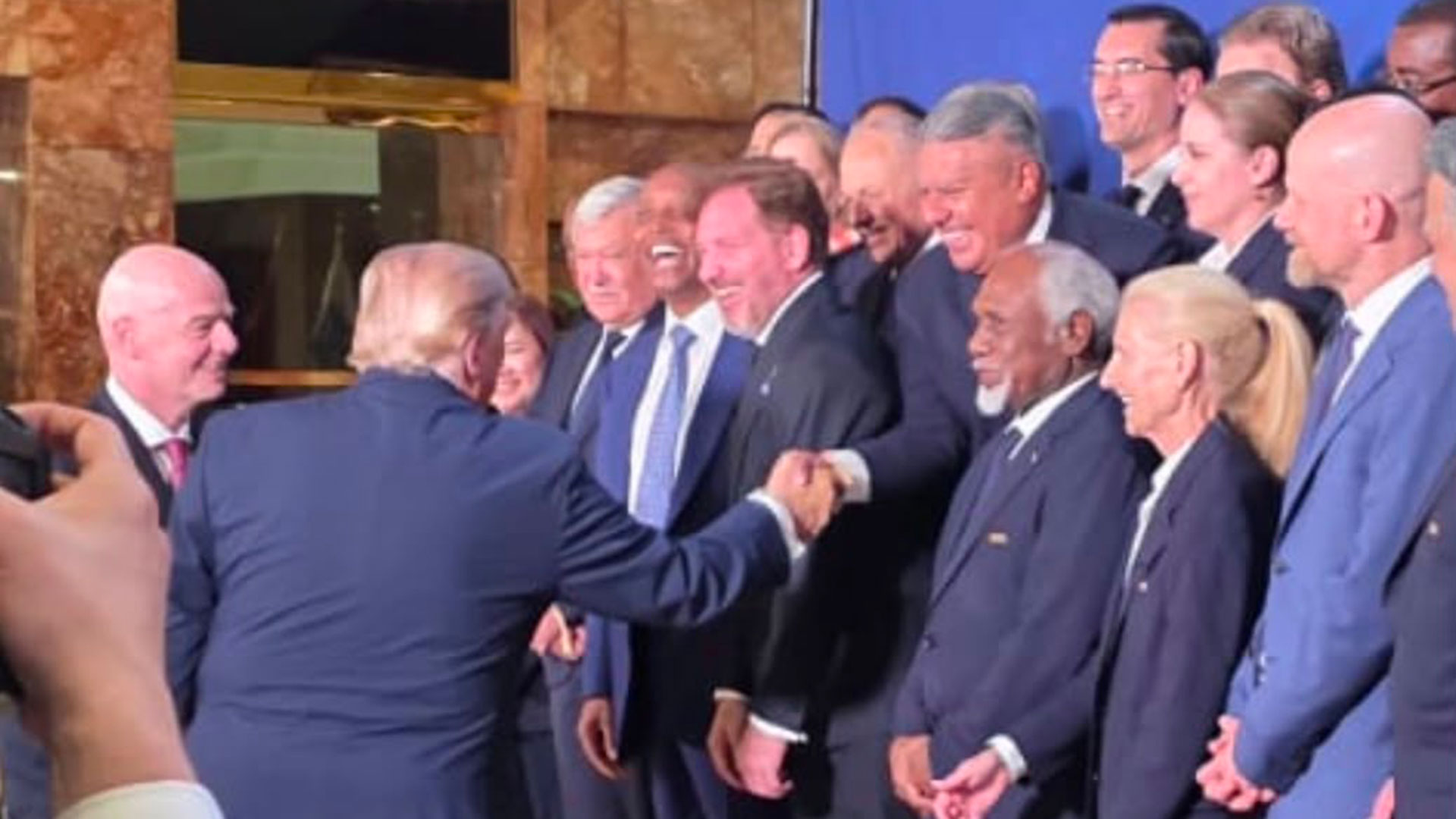 El saludo entre Donald Trump y Claudio 