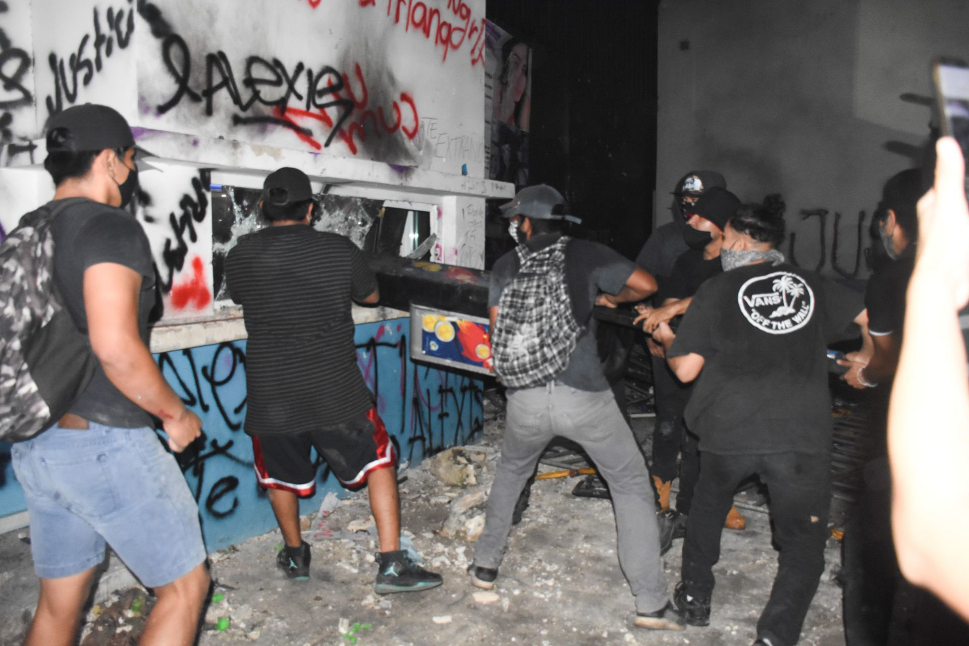 Cancún, Quintana Roo, 9 de noviembre de 2020. Durante la protesta se incendió la fachada del Palacio Municipal del Ayuntamiento de Benito Juárez.