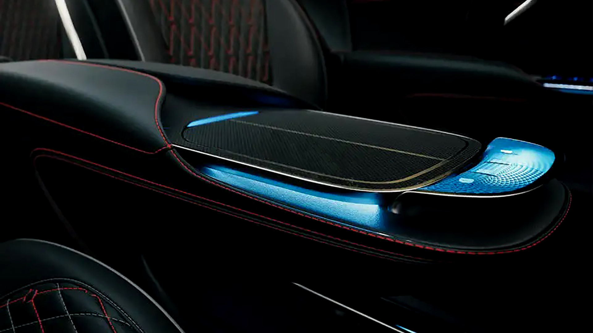 El interior tiene monitor de los signos vitales del conductor, con un sistema de atención médica en la nube permanentemente conectado al automóvil