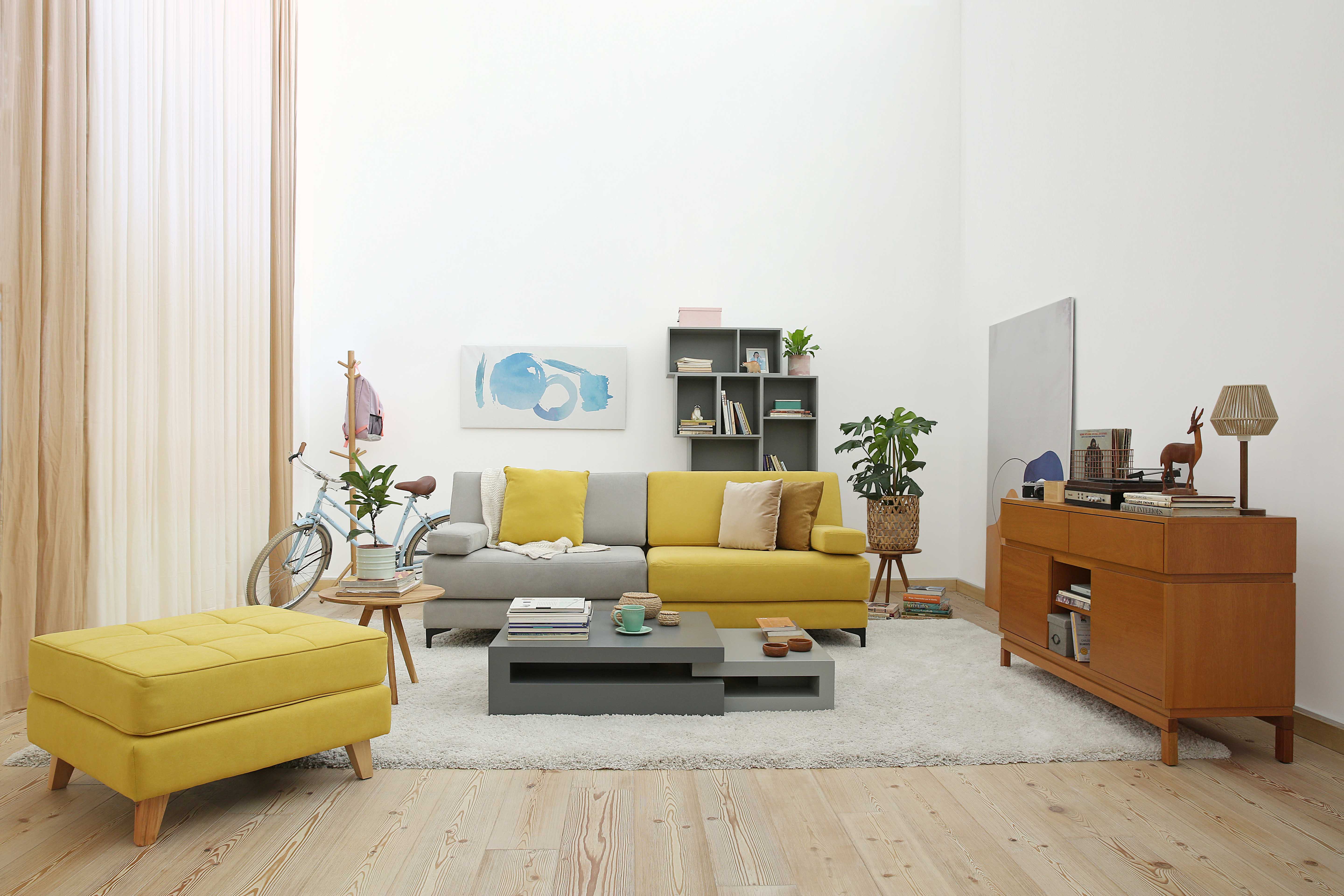 El sofá bicolor puede dividirse al igual que la biblioteca o repisa que está detrás en este living, una tendencia de los tiempos actuales
