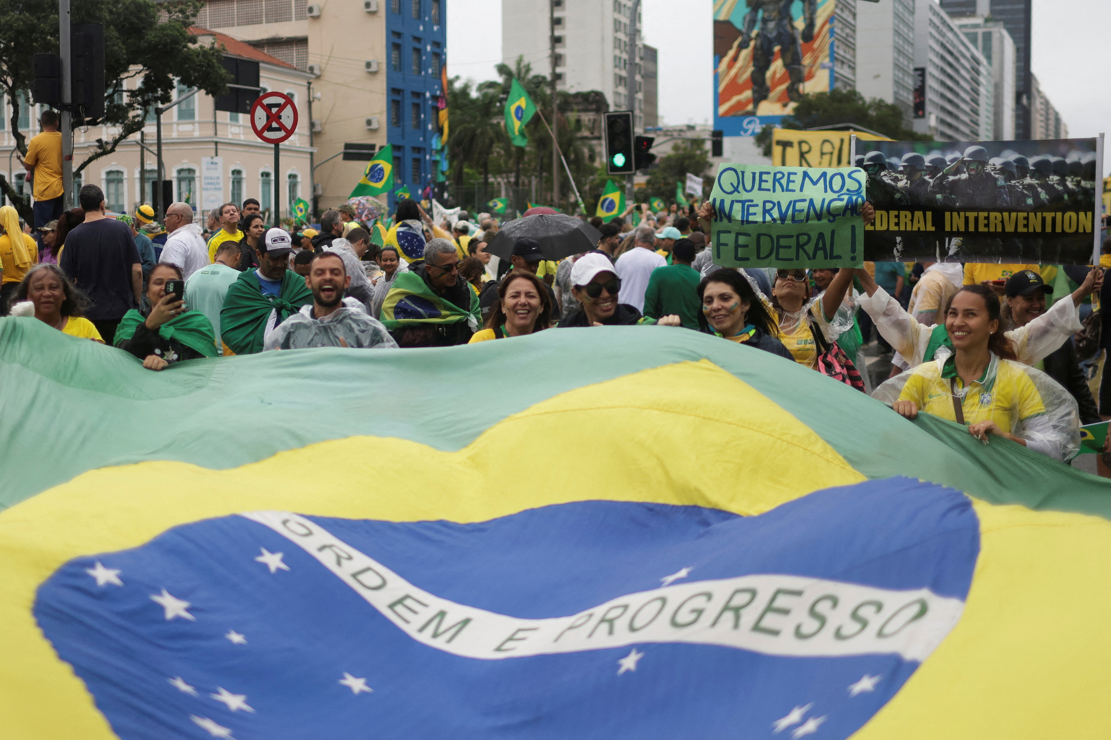 Bolsonaristische Demonstranten fordern ein Eingreifen des Bundes, um die Amtsenthebung des Präsidenten zu verhindern (REUTERS)