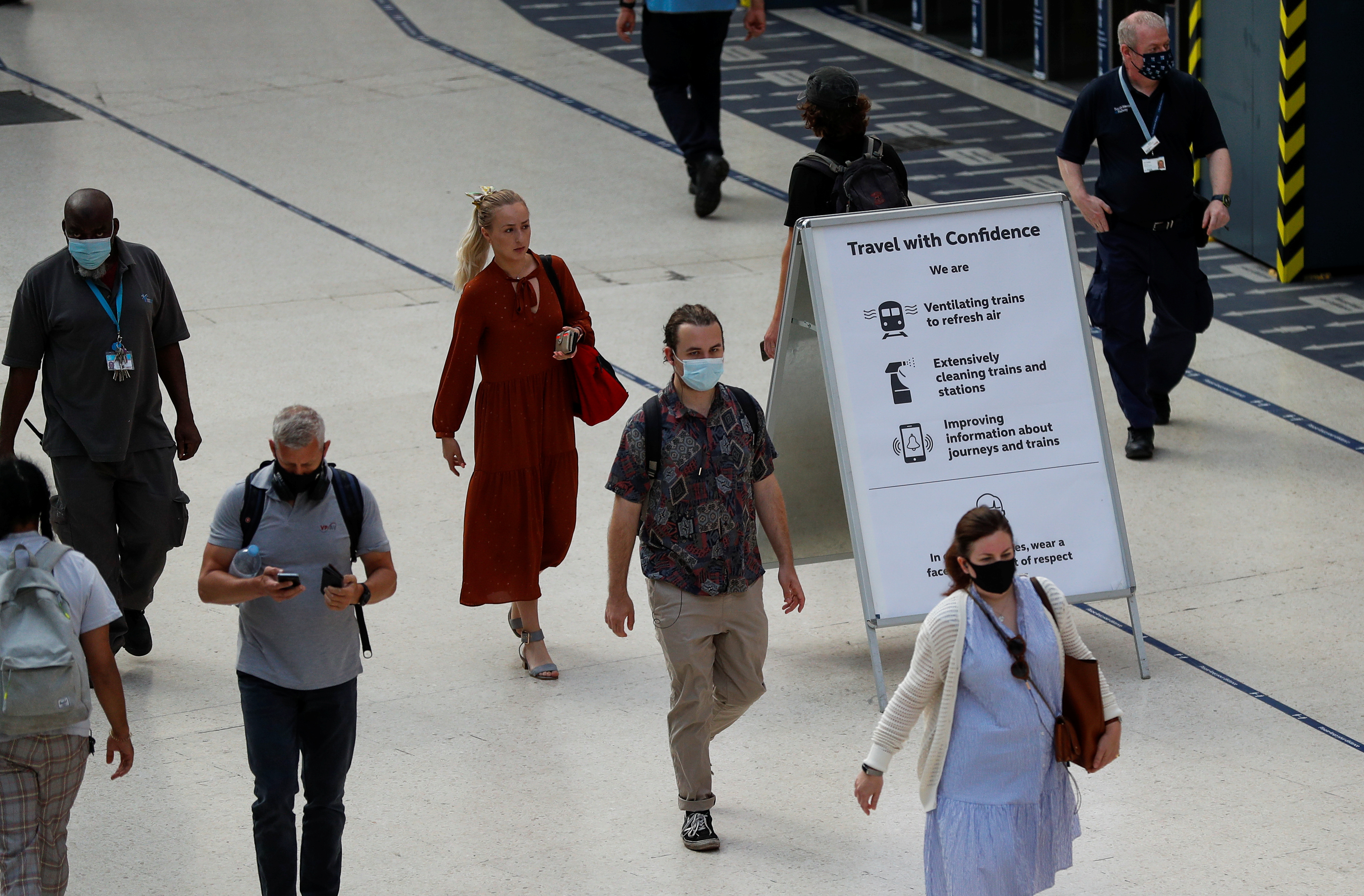 El pedido de uso de la mascarilla se mantiene en el transporte público de Londres, pero no todos lo cumplen